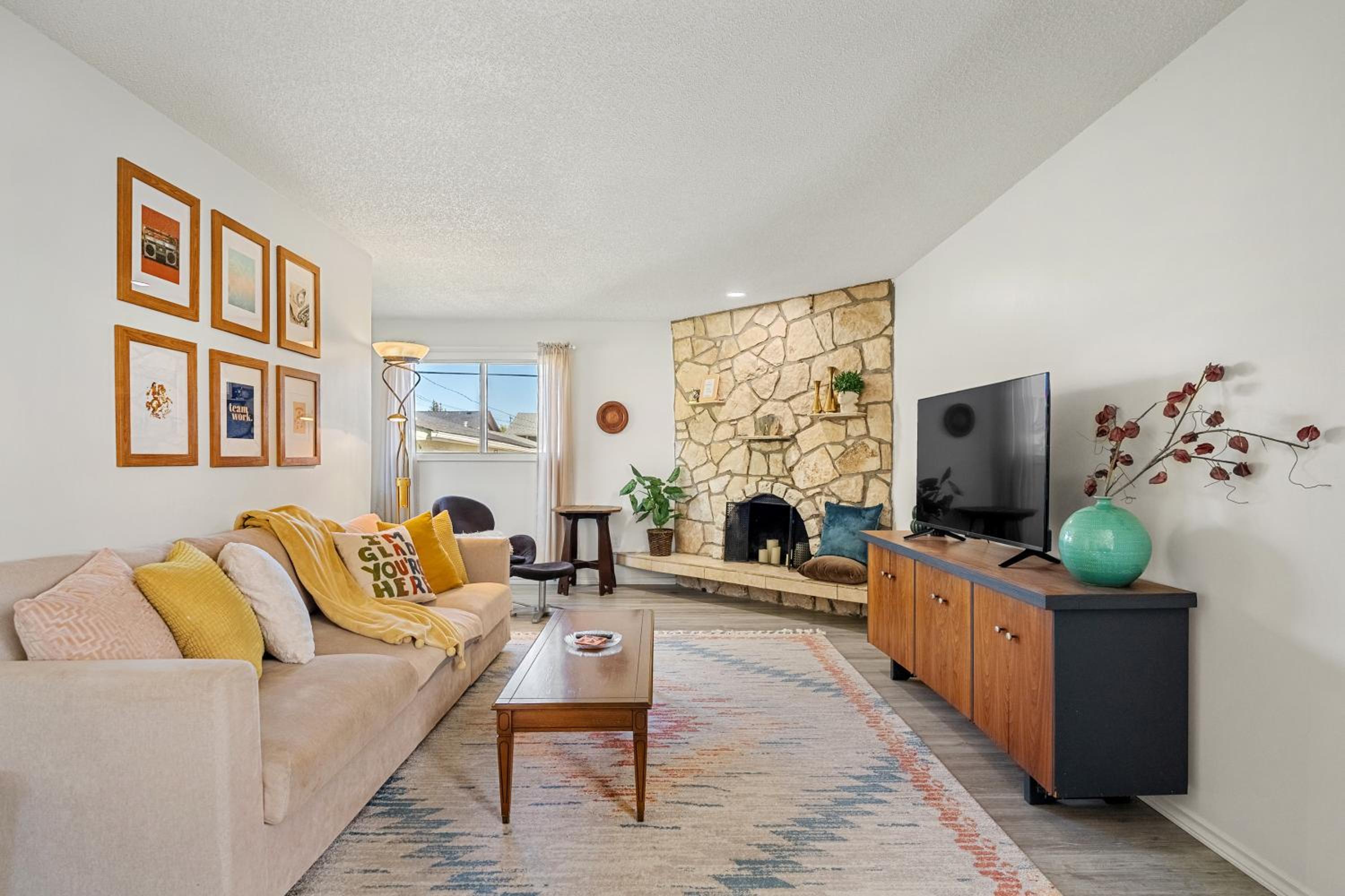 Digital Nomad's Calgary Inner City Gem 3Bd, 5Bed, Sleeps 8, Main Level
