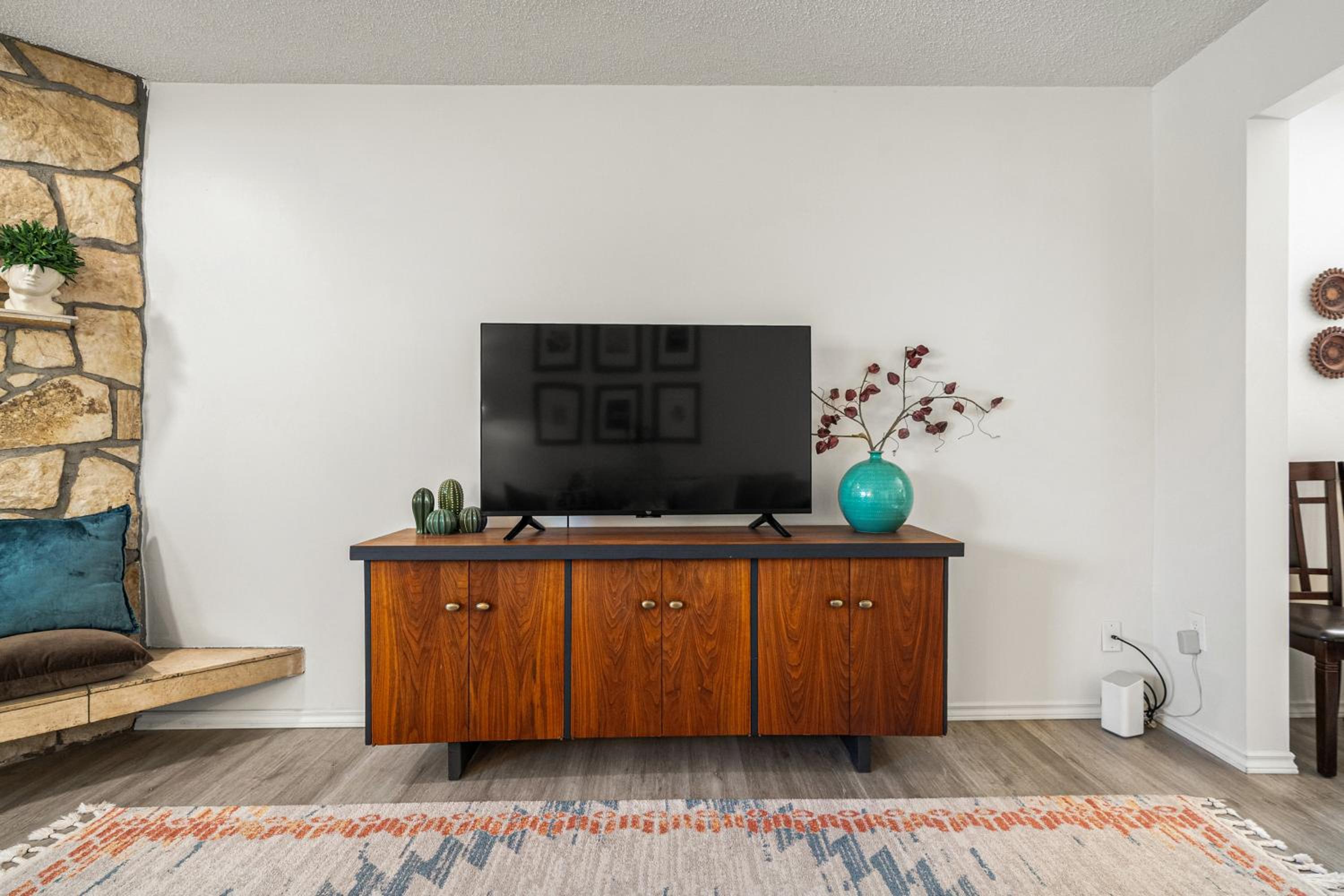 Digital Nomad's Calgary Inner City Gem 3Bd, 5Bed, Sleeps 8, Main Level