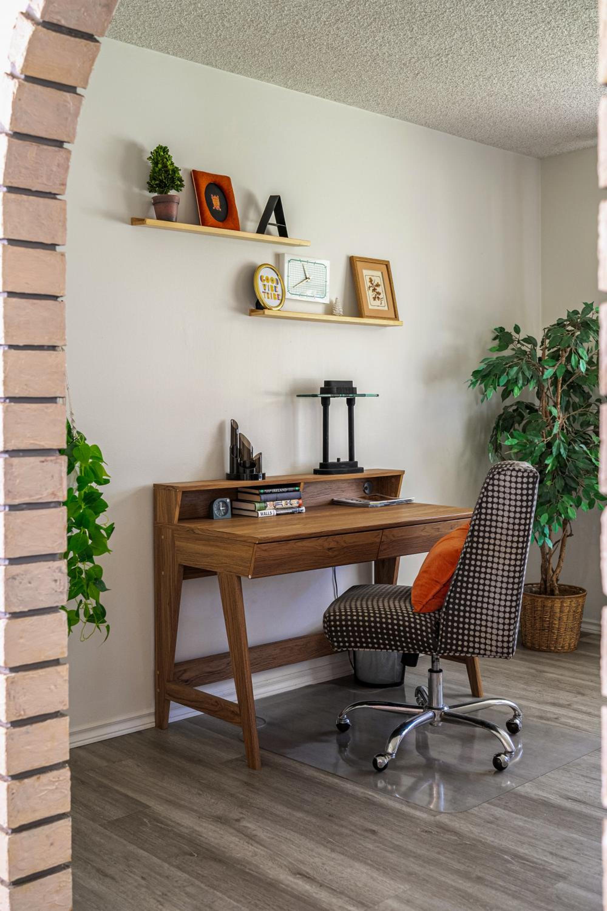 Digital Nomad's Calgary Inner City Gem 3Bd, 5Bed, Sleeps 8, Main Level