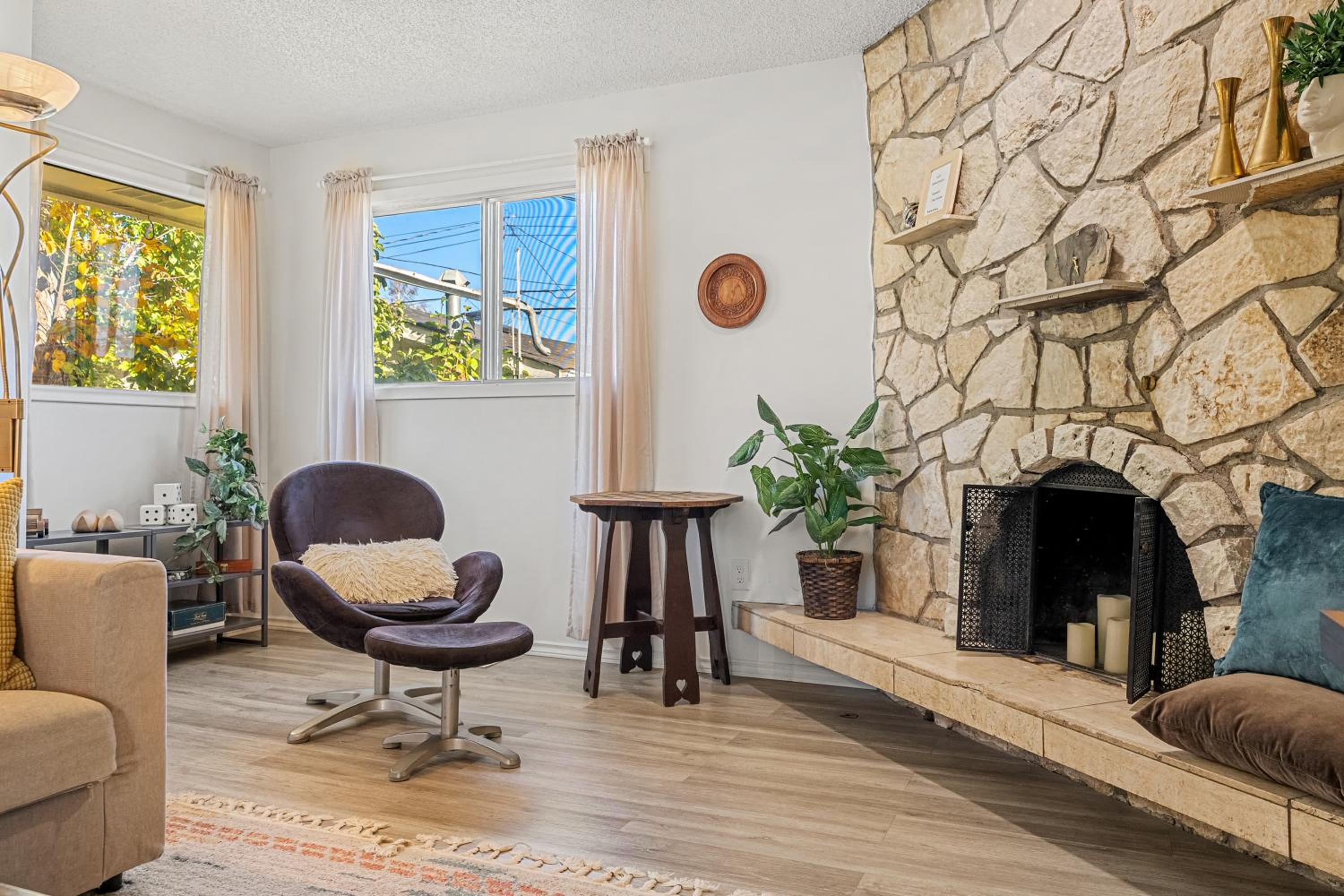 Digital Nomad's Calgary Inner City Gem 3Bd, 5Bed, Sleeps 8, Main Level