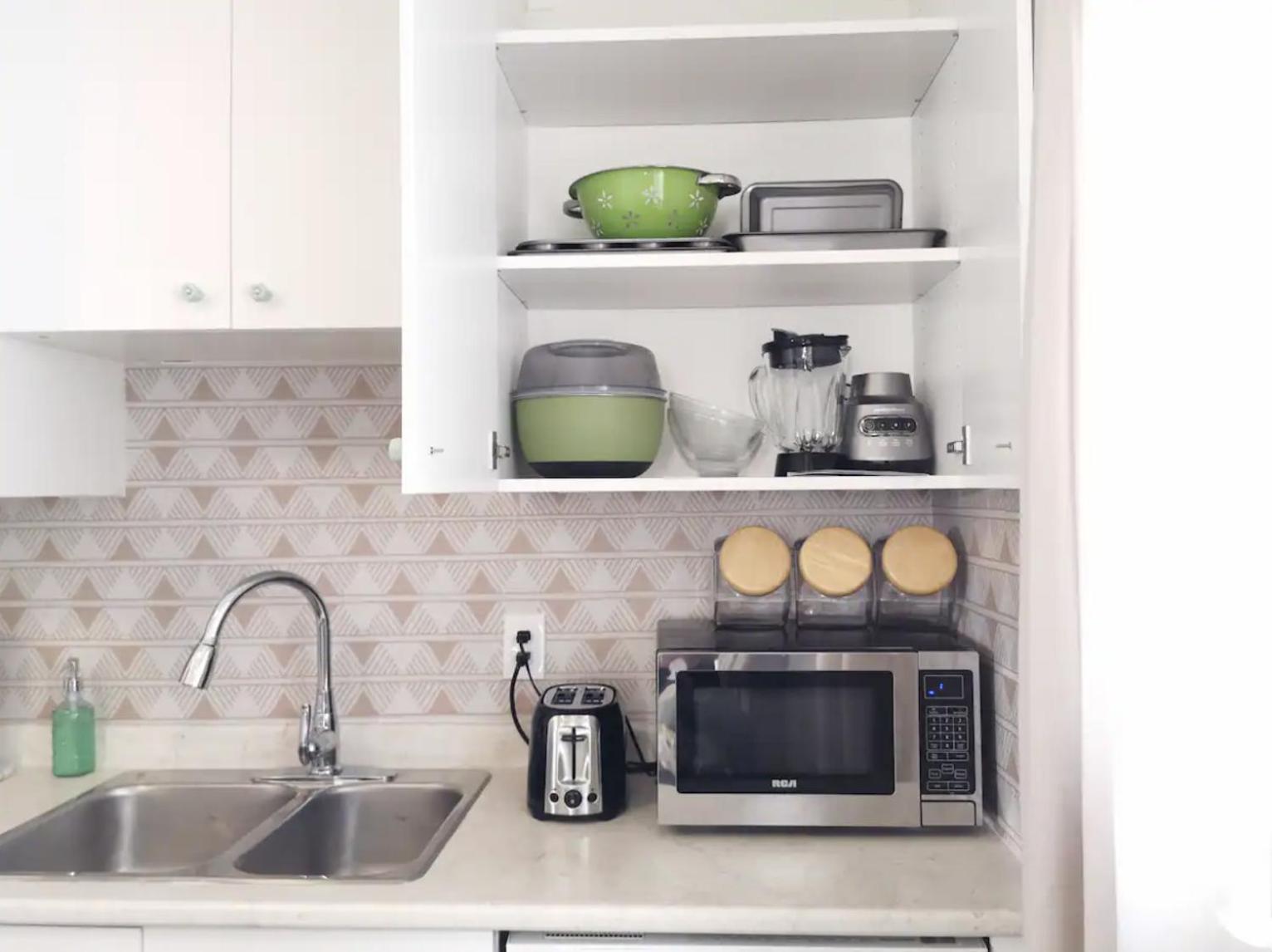 Digital Nomad's Calgary Inner City Gem 3Bd, 5Bed, Sleeps 8, Main Level
