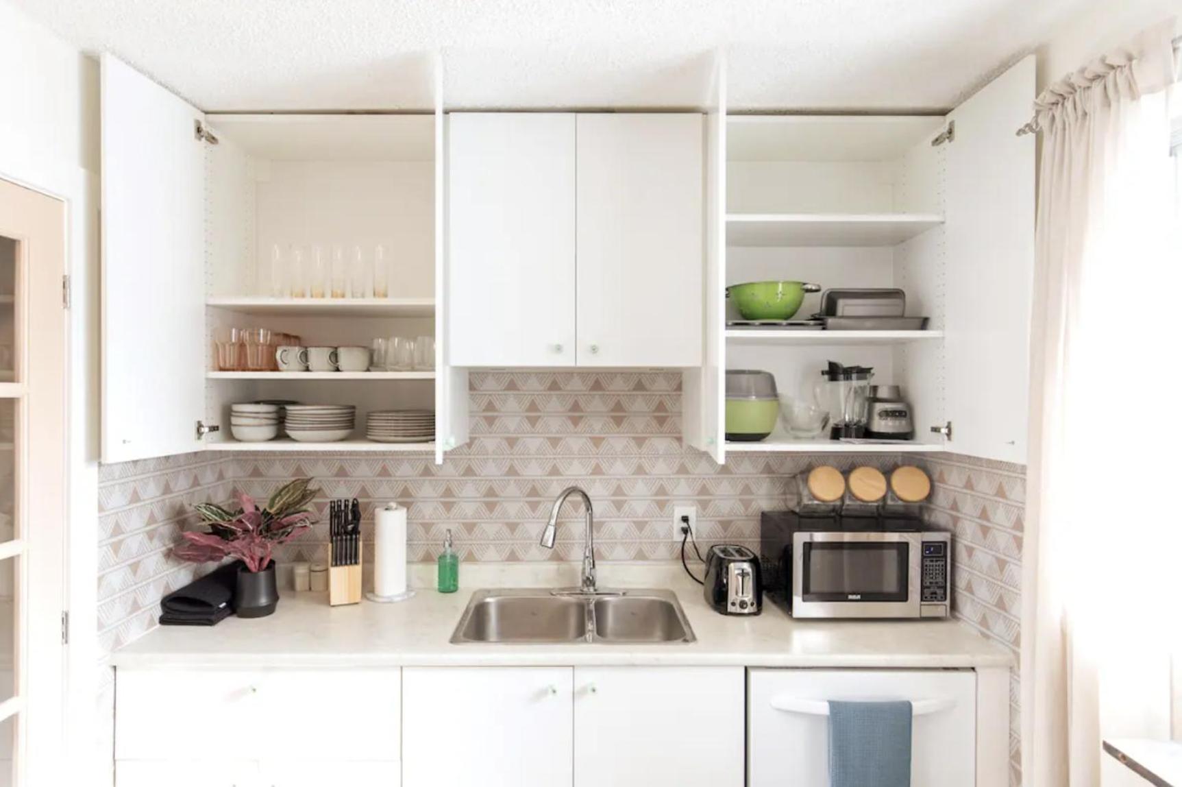 Digital Nomad's Calgary Inner City Gem 3Bd, 5Bed, Sleeps 8, Main Level