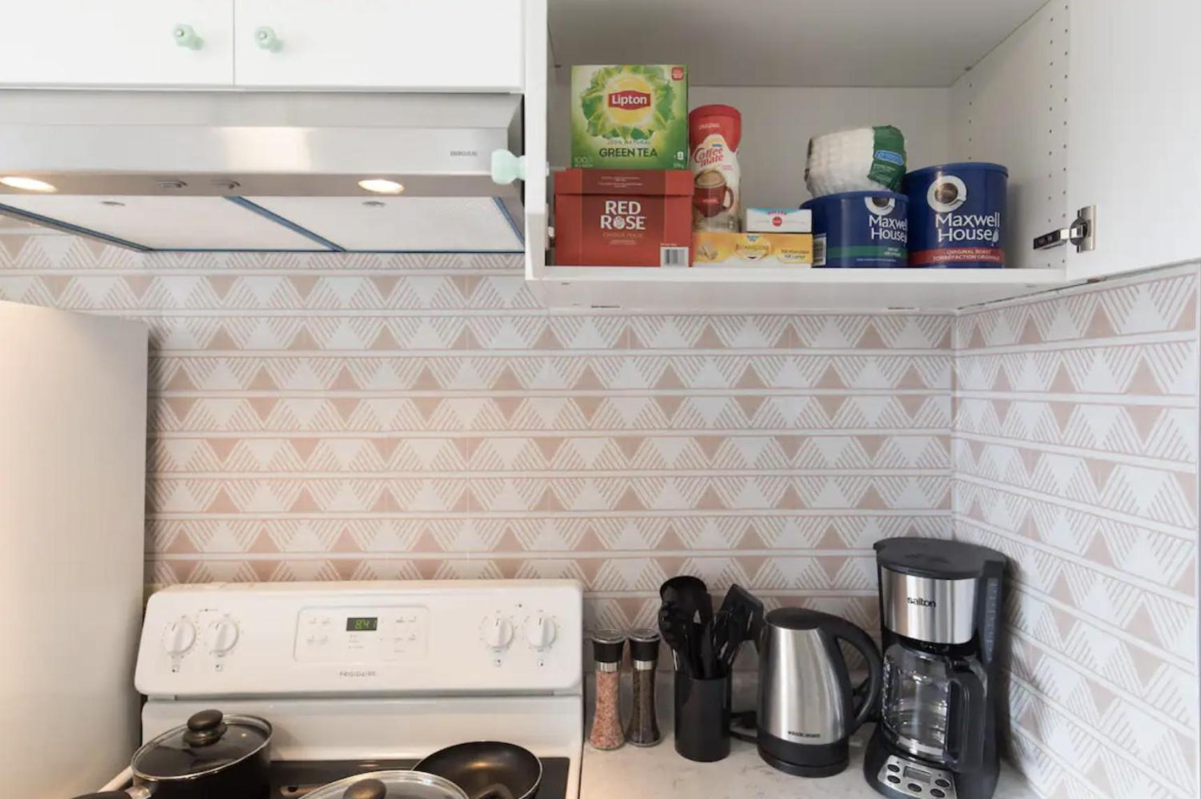 Digital Nomad's Calgary Inner City Gem 3Bd, 5Bed, Sleeps 8, Main Level