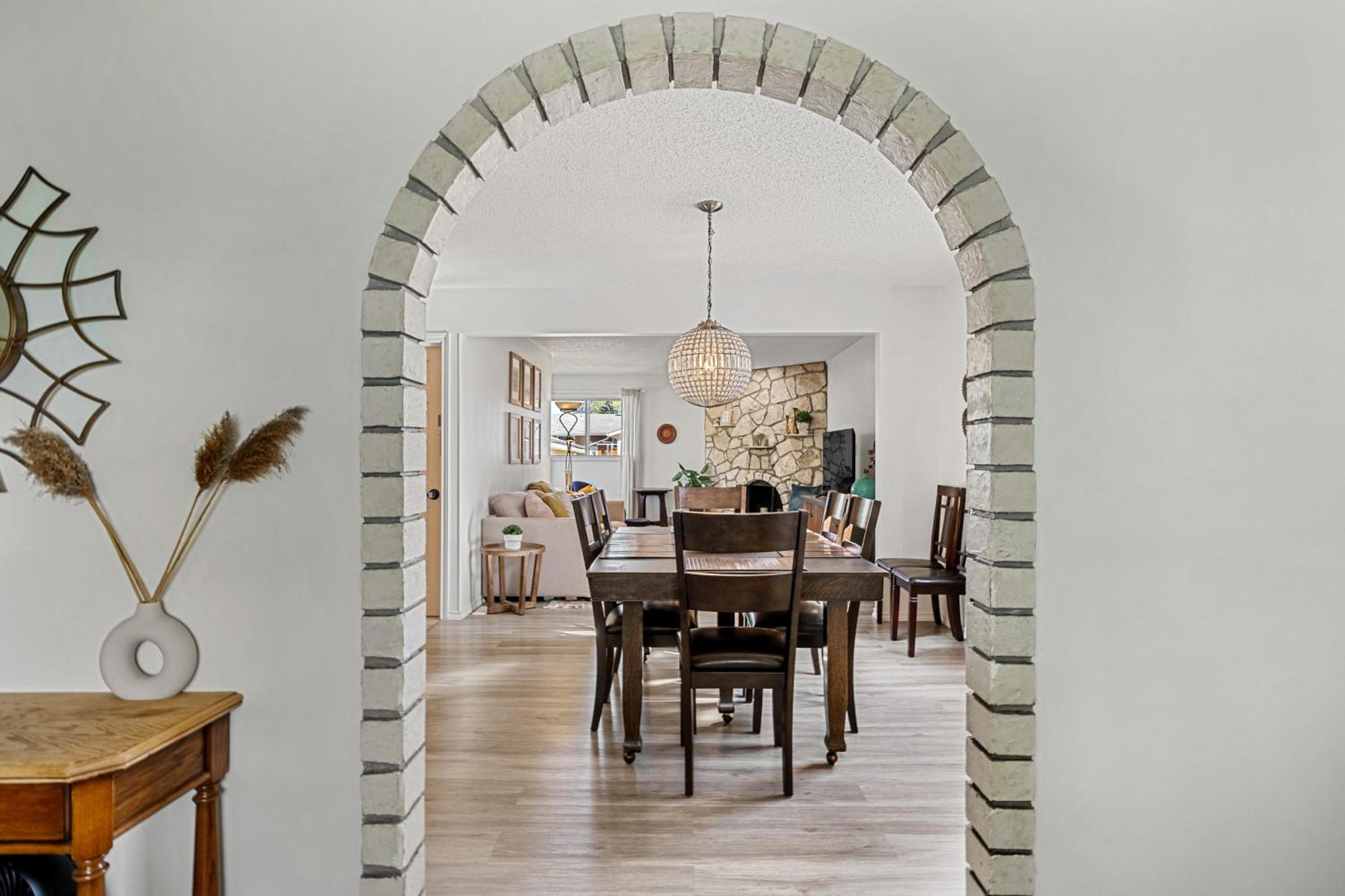Digital Nomad's Calgary Inner City Gem 3Bd, 5Bed, Sleeps 8, Main Level