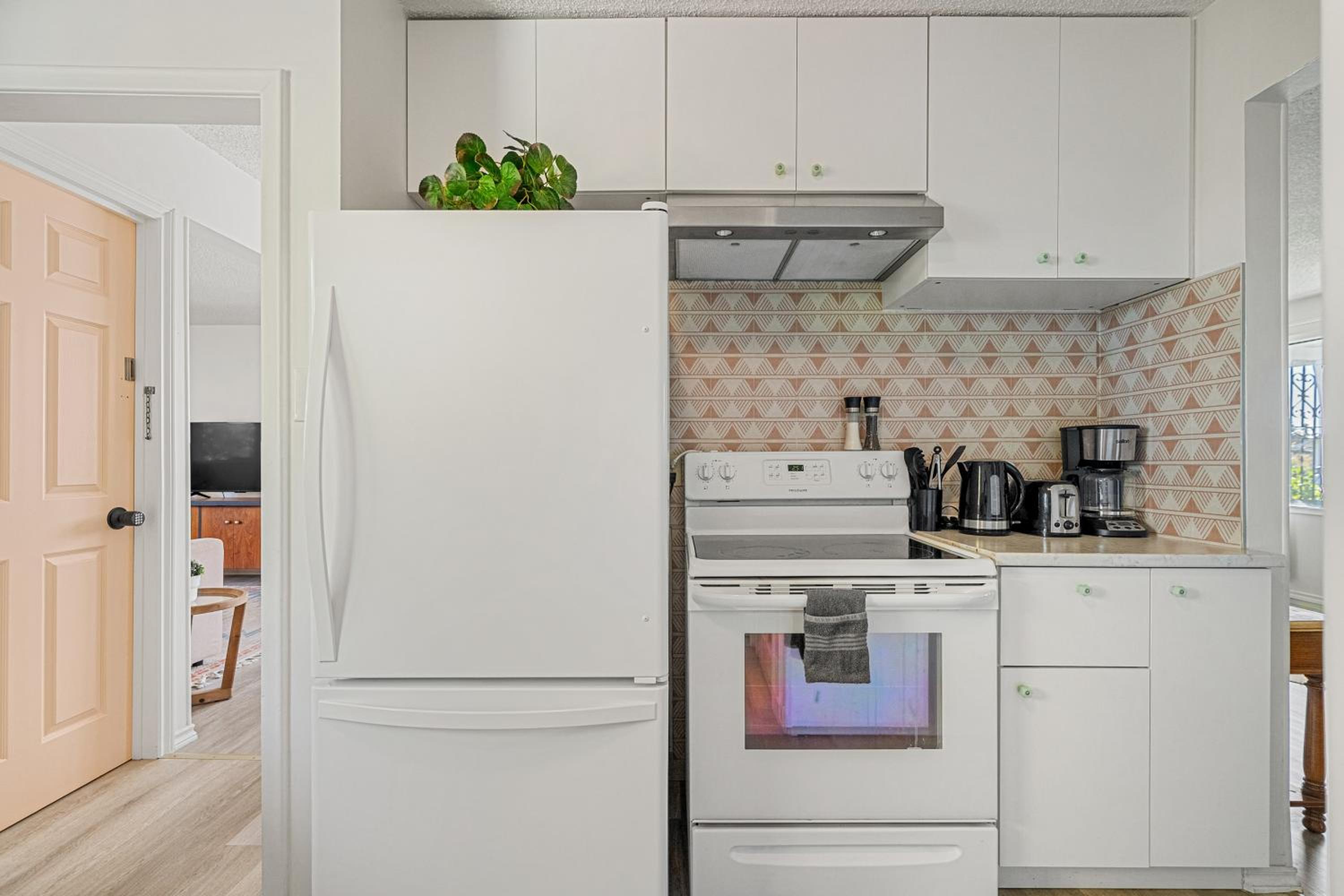 Digital Nomad's Calgary Inner City Gem 3Bd, 5Bed, Sleeps 8, Main Level