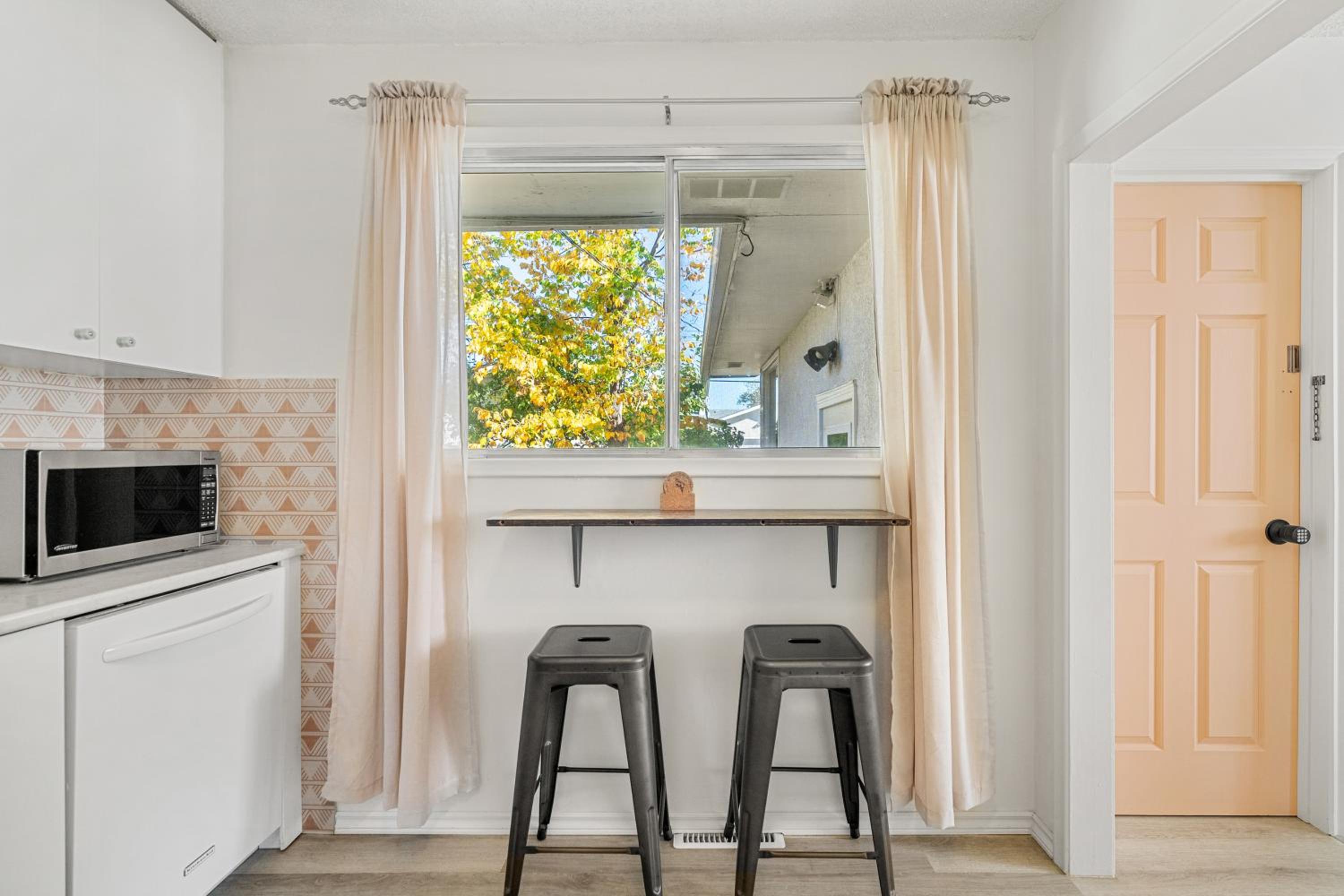 Digital Nomad's Calgary Inner City Gem 3Bd, 5Bed, Sleeps 8, Main Level
