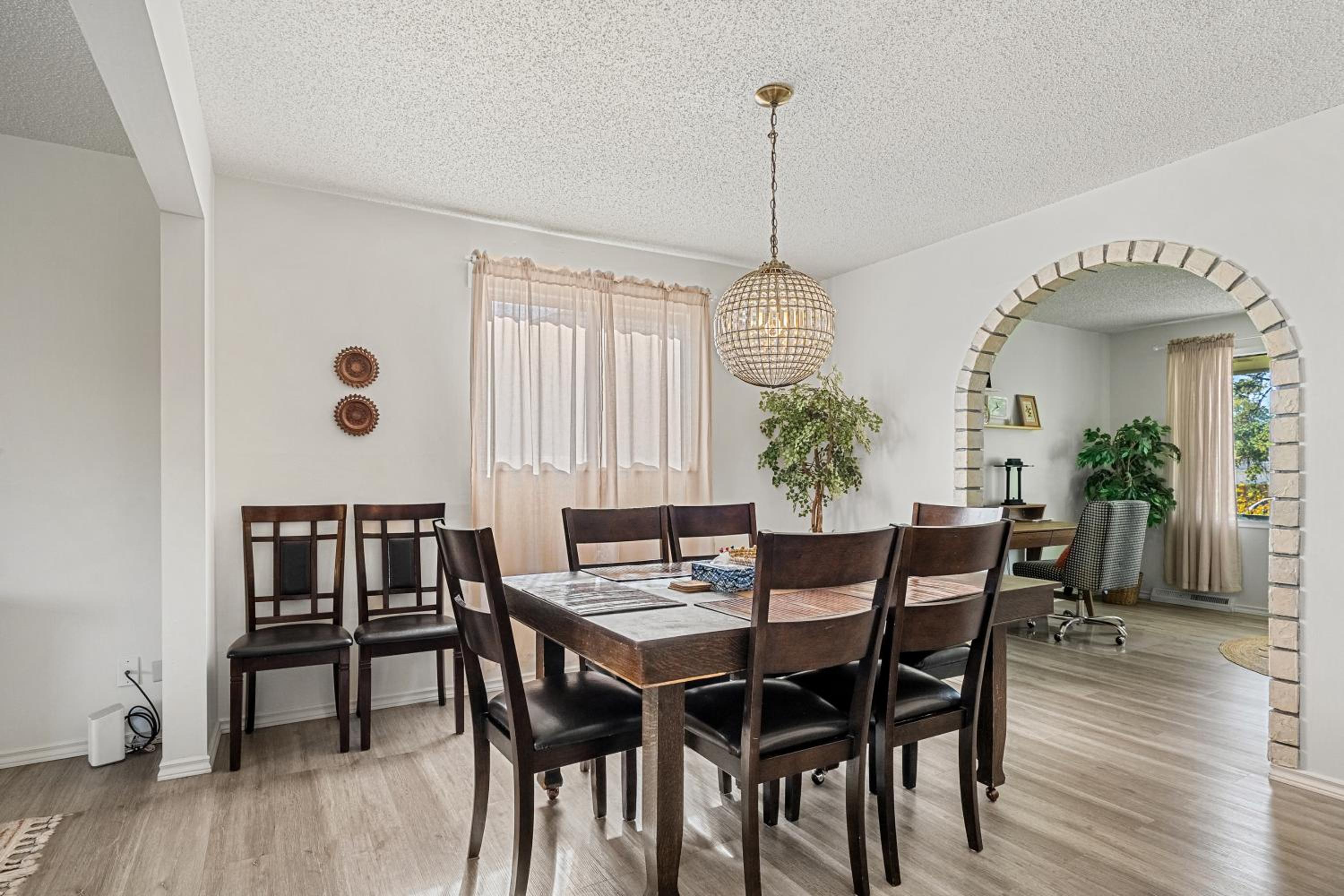 Digital Nomad's Calgary Inner City Gem 3Bd, 5Bed, Sleeps 8, Main Level
