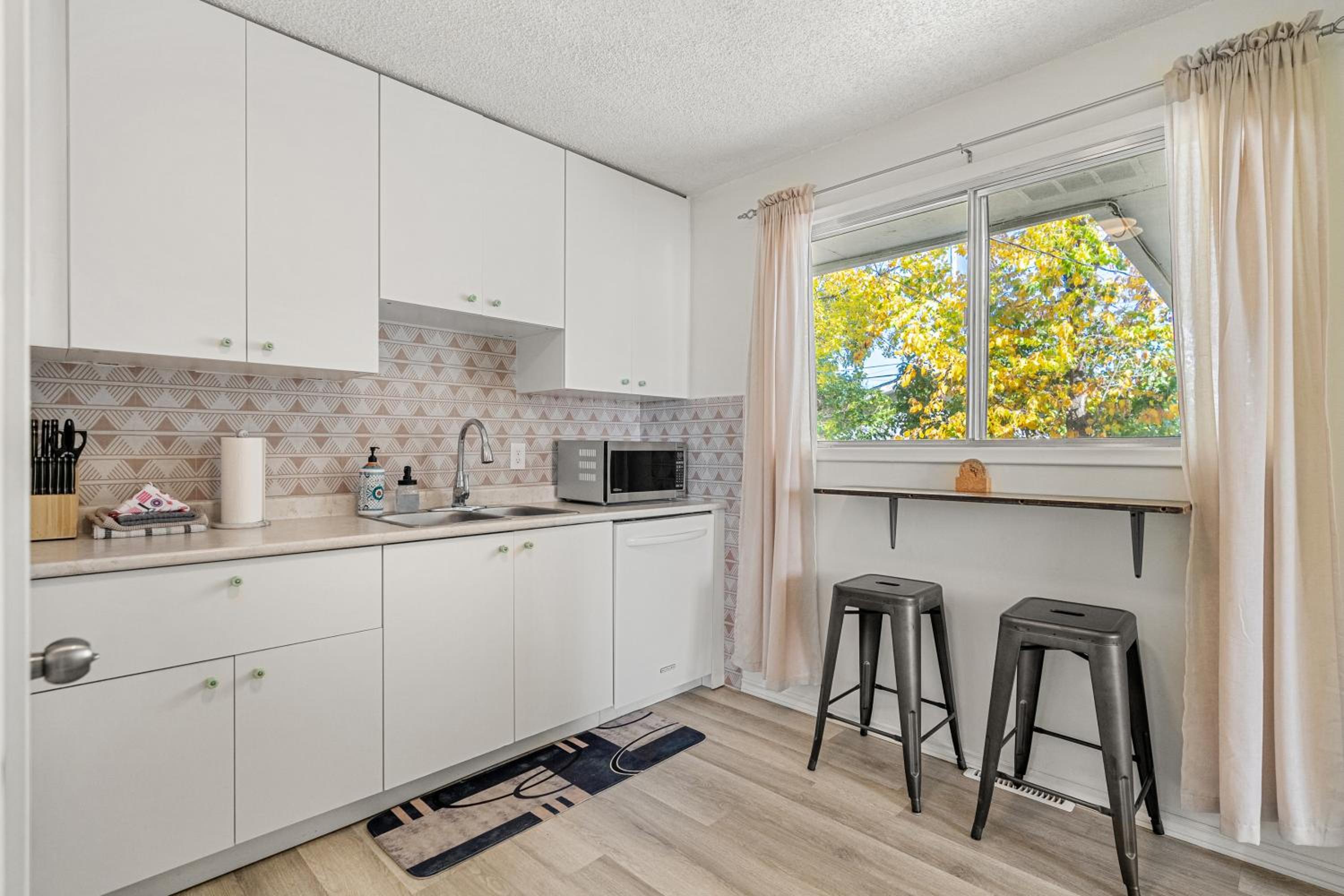 Digital Nomad's Calgary Inner City Gem 3Bd, 5Bed, Sleeps 8, Main Level