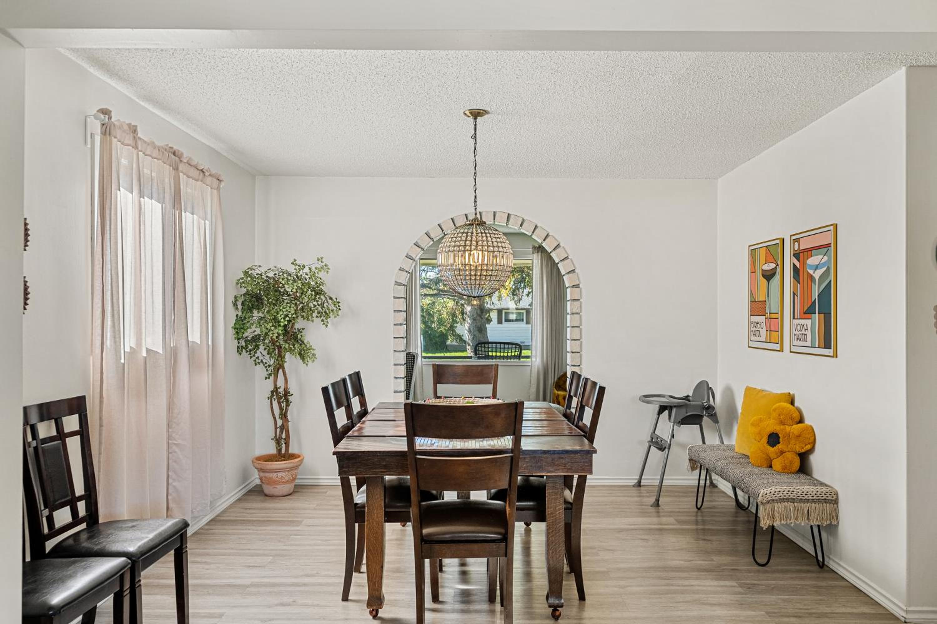Digital Nomad's Calgary Inner City Gem 3Bd, 5Bed, Sleeps 8, Main Level