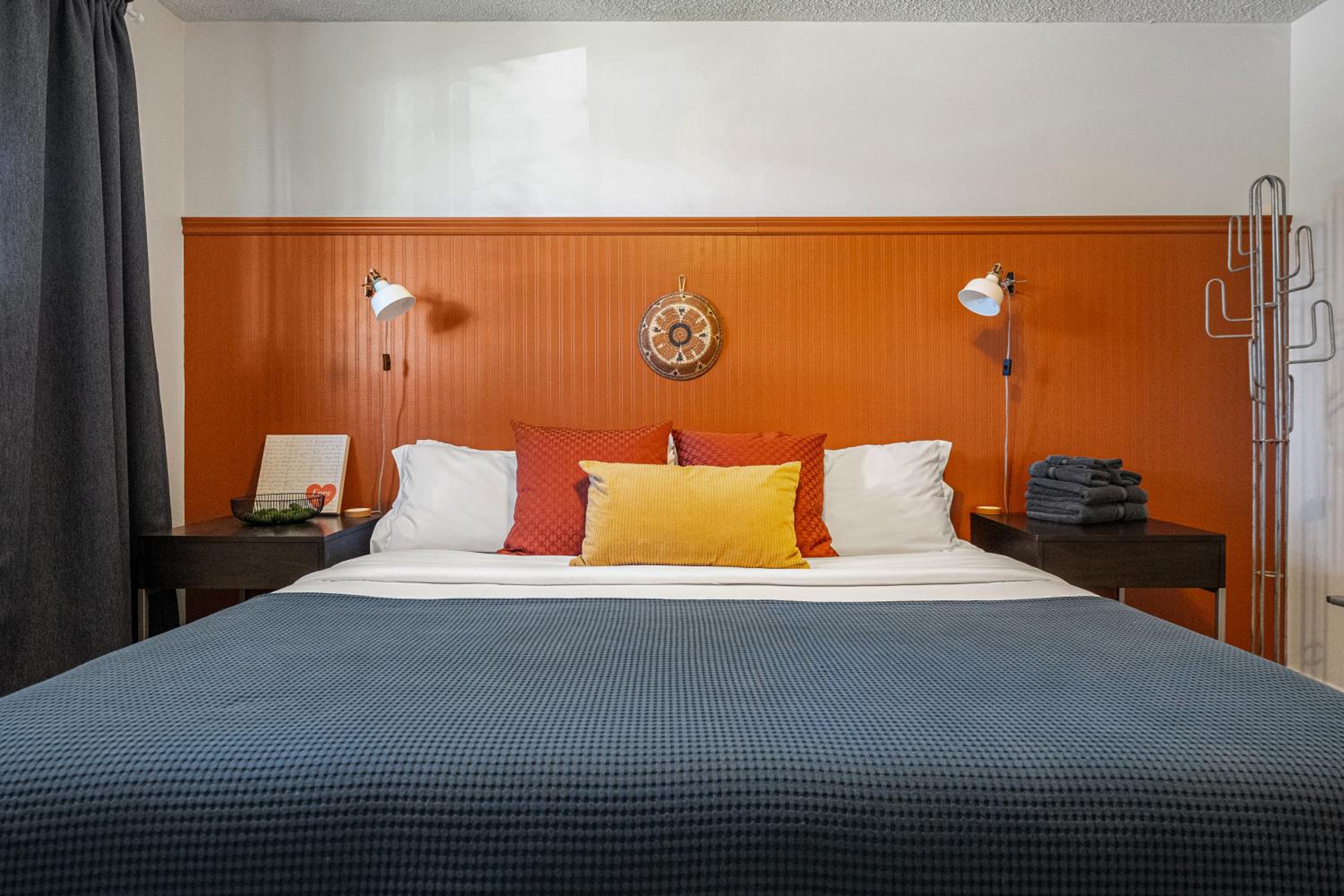 Digital Nomad's Calgary Inner City Gem 3Bd, 5Bed, Sleeps 8, Main Level