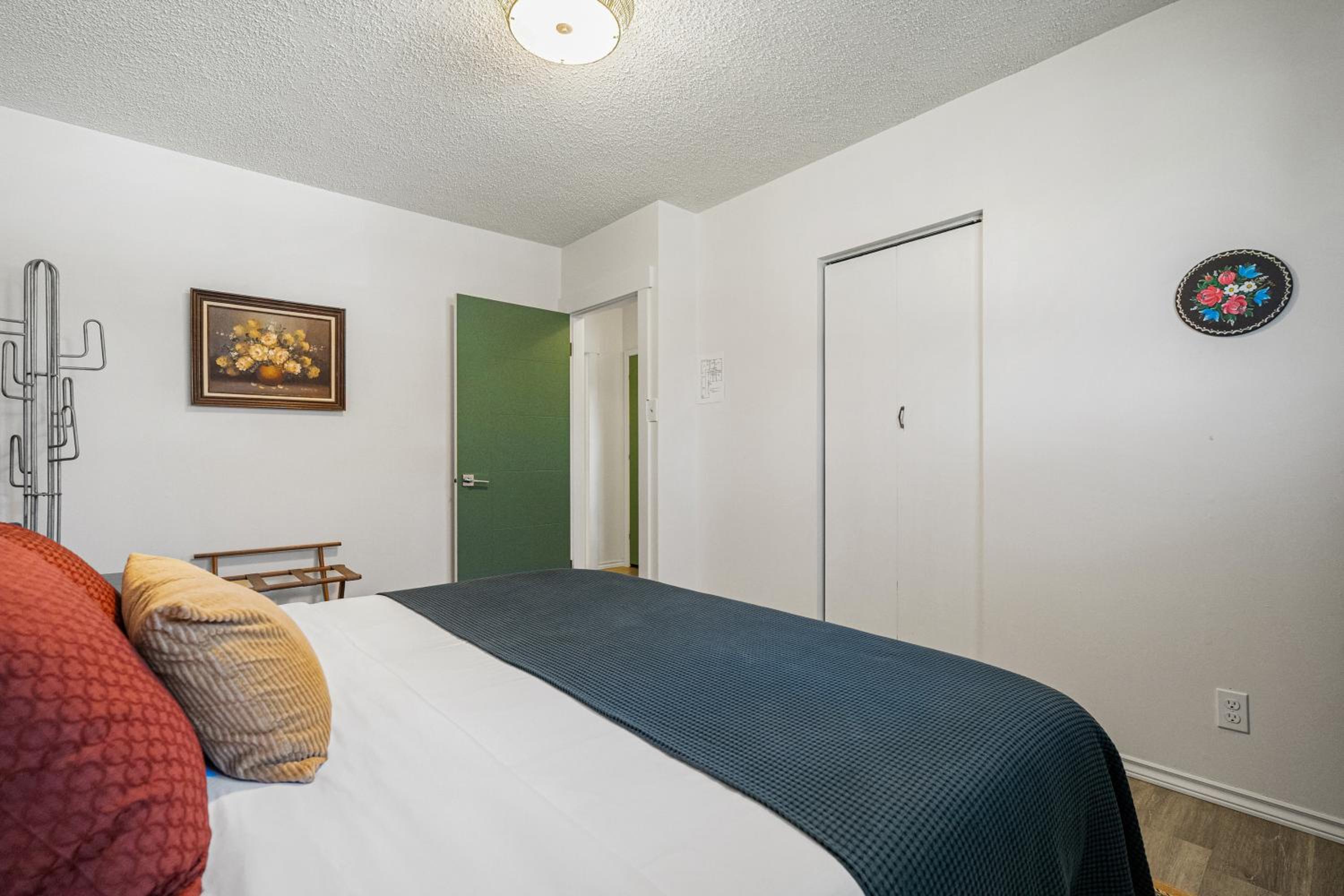 Digital Nomad's Calgary Inner City Gem 3Bd, 5Bed, Sleeps 8, Main Level