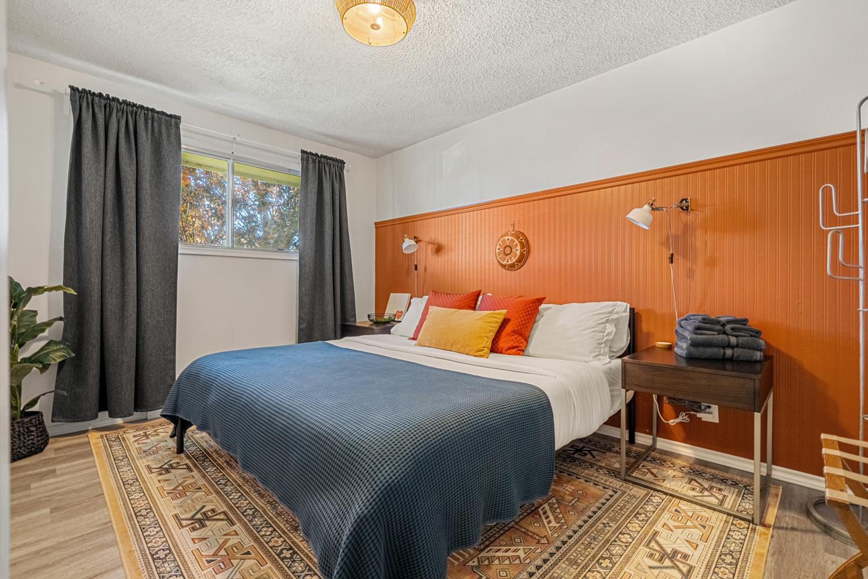 Digital Nomad's Calgary Inner City Gem 3Bd, 5Bed, Sleeps 8, Main Level
