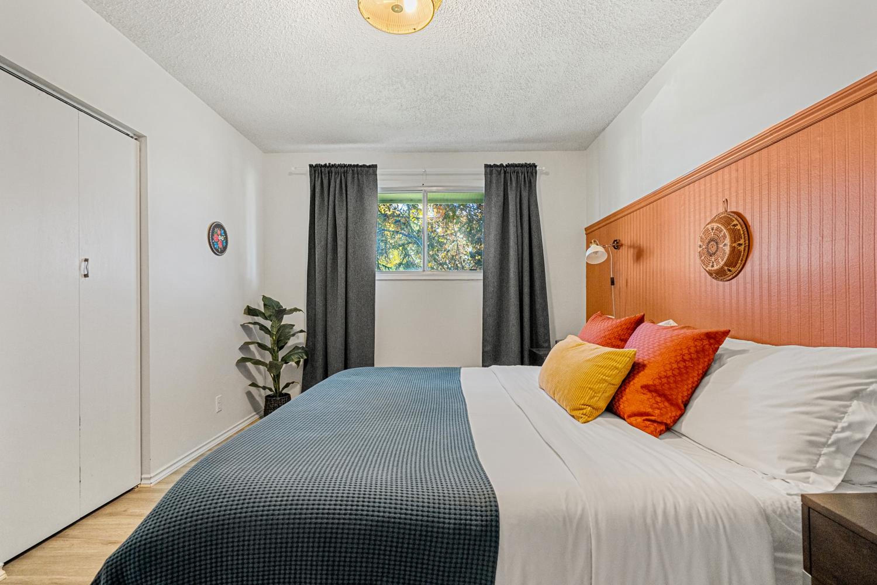 Digital Nomad's Calgary Inner City Gem 3Bd, 5Bed, Sleeps 8, Main Level