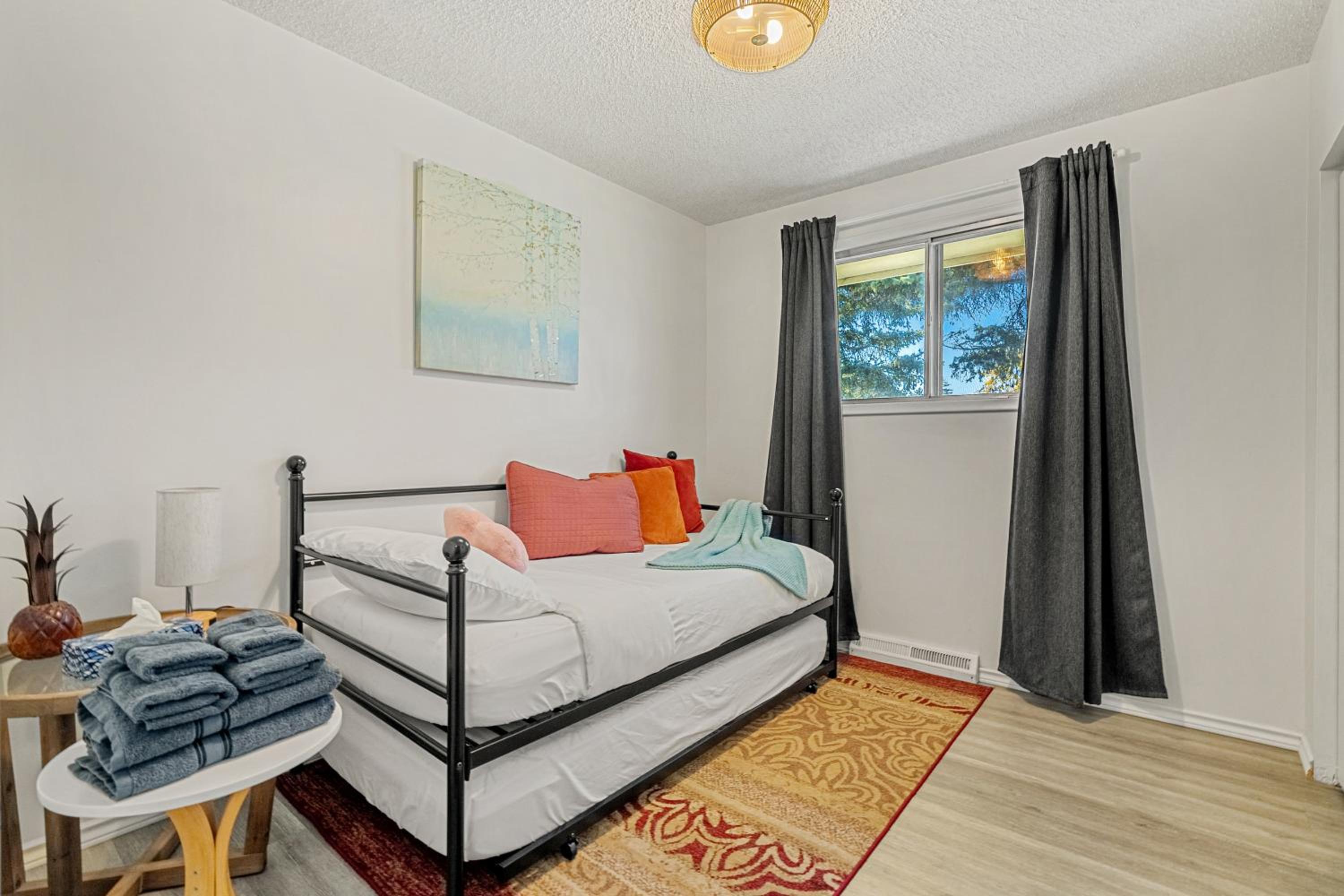 Digital Nomad's Calgary Inner City Gem 3Bd, 5Bed, Sleeps 8, Main Level