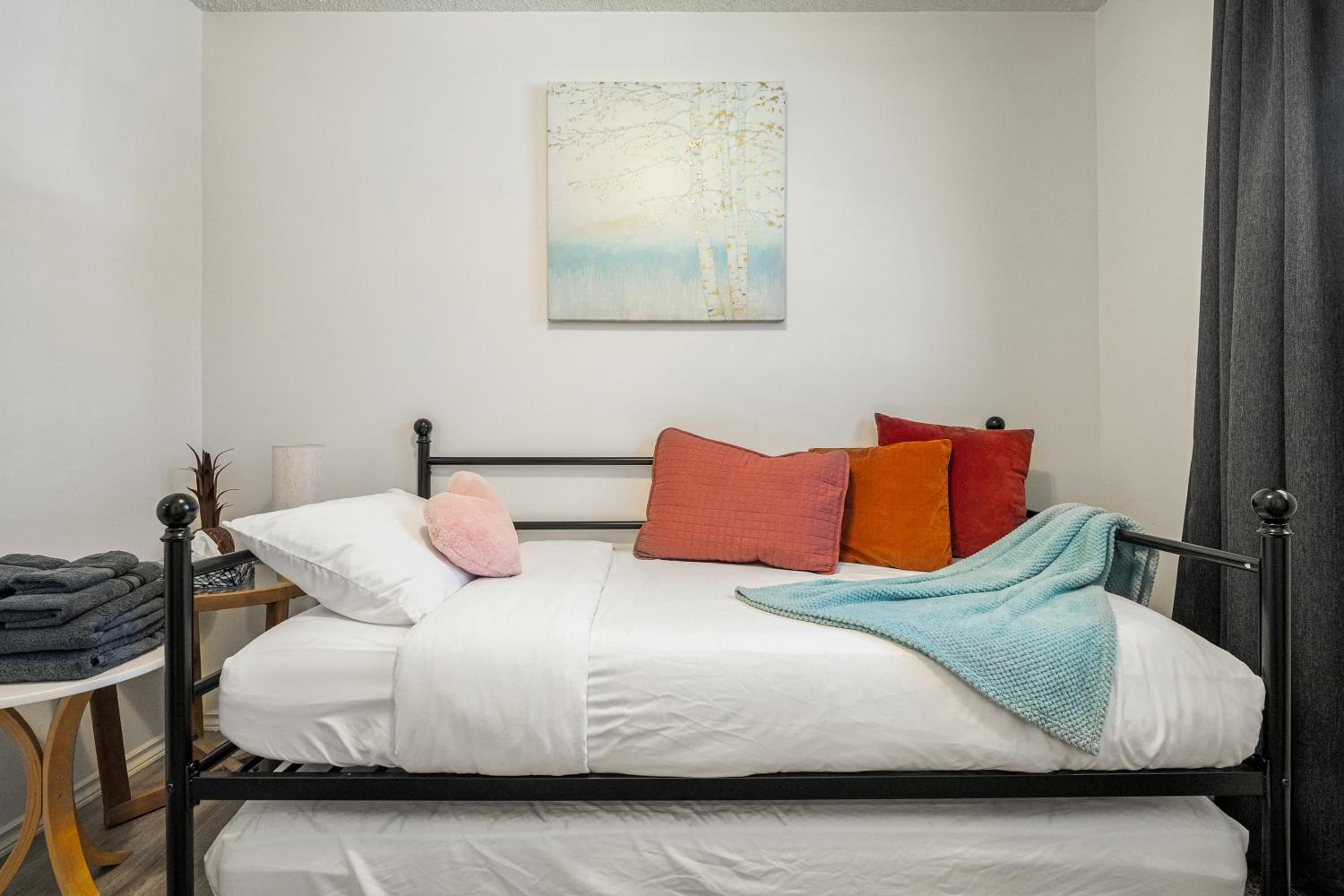 Digital Nomad's Calgary Inner City Gem 3Bd, 5Bed, Sleeps 8, Main Level