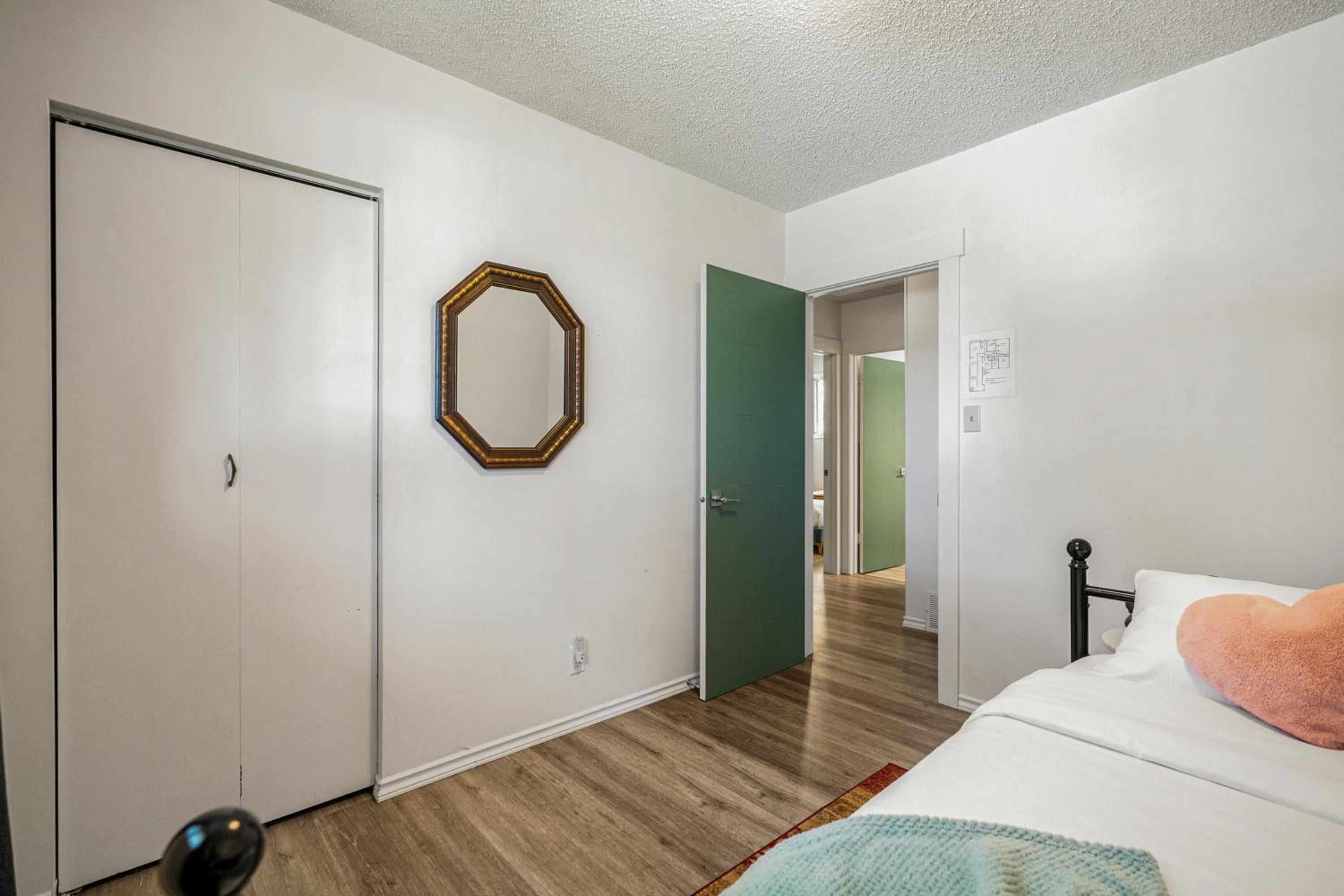 Digital Nomad's Calgary Inner City Gem 3Bd, 5Bed, Sleeps 8, Main Level