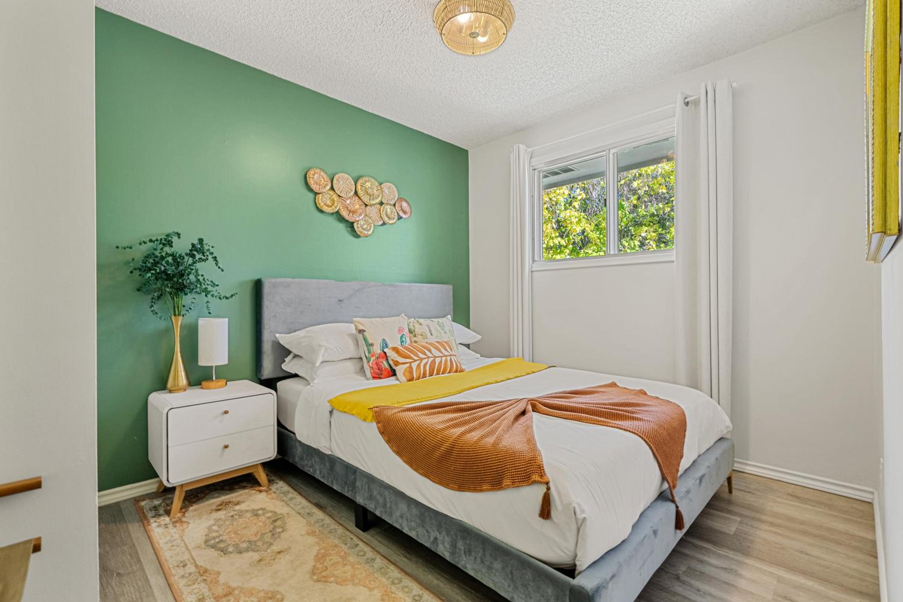 Digital Nomad's Calgary Inner City Gem 3Bd, 5Bed, Sleeps 8, Main Level