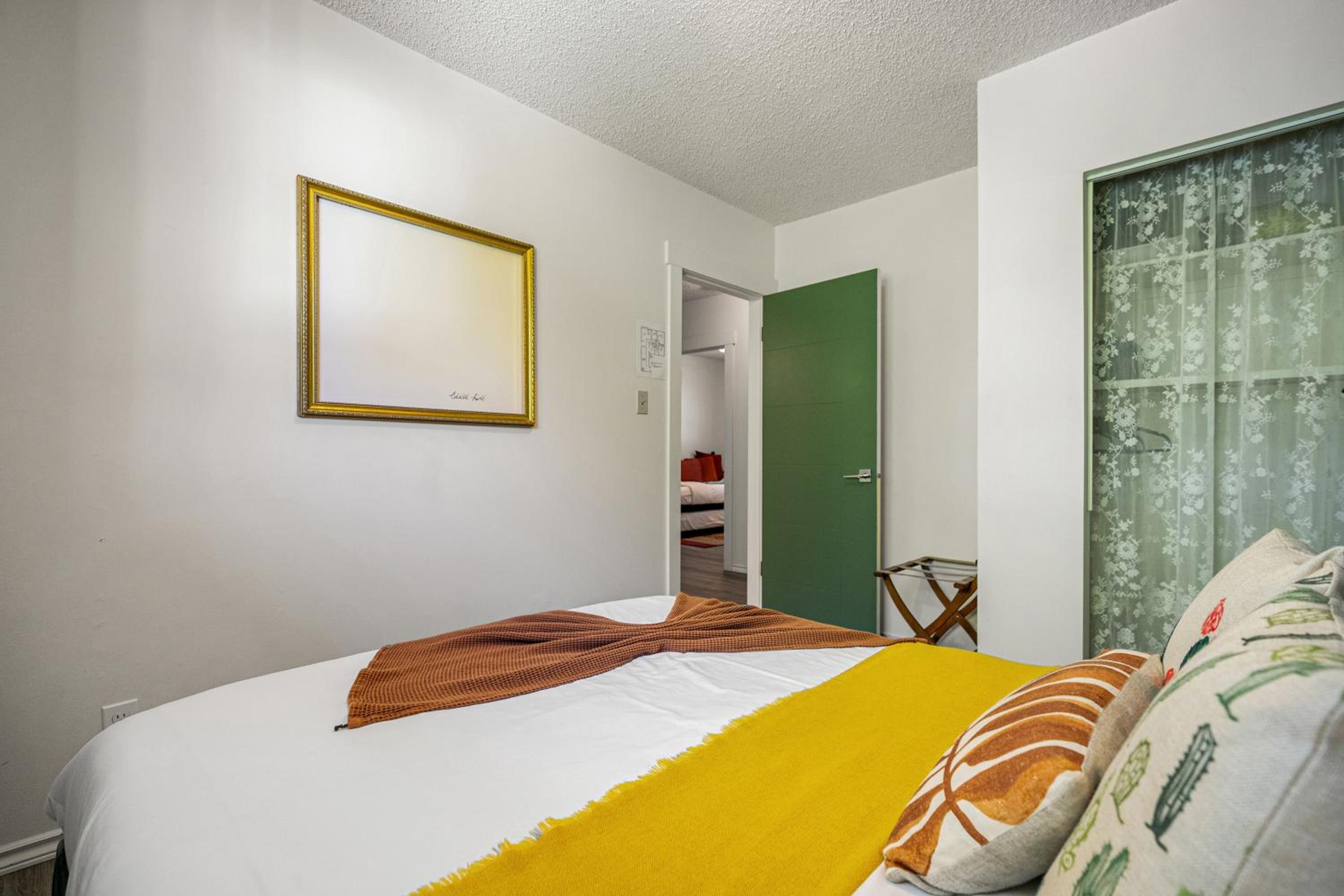 Digital Nomad's Calgary Inner City Gem 3Bd, 5Bed, Sleeps 8, Main Level