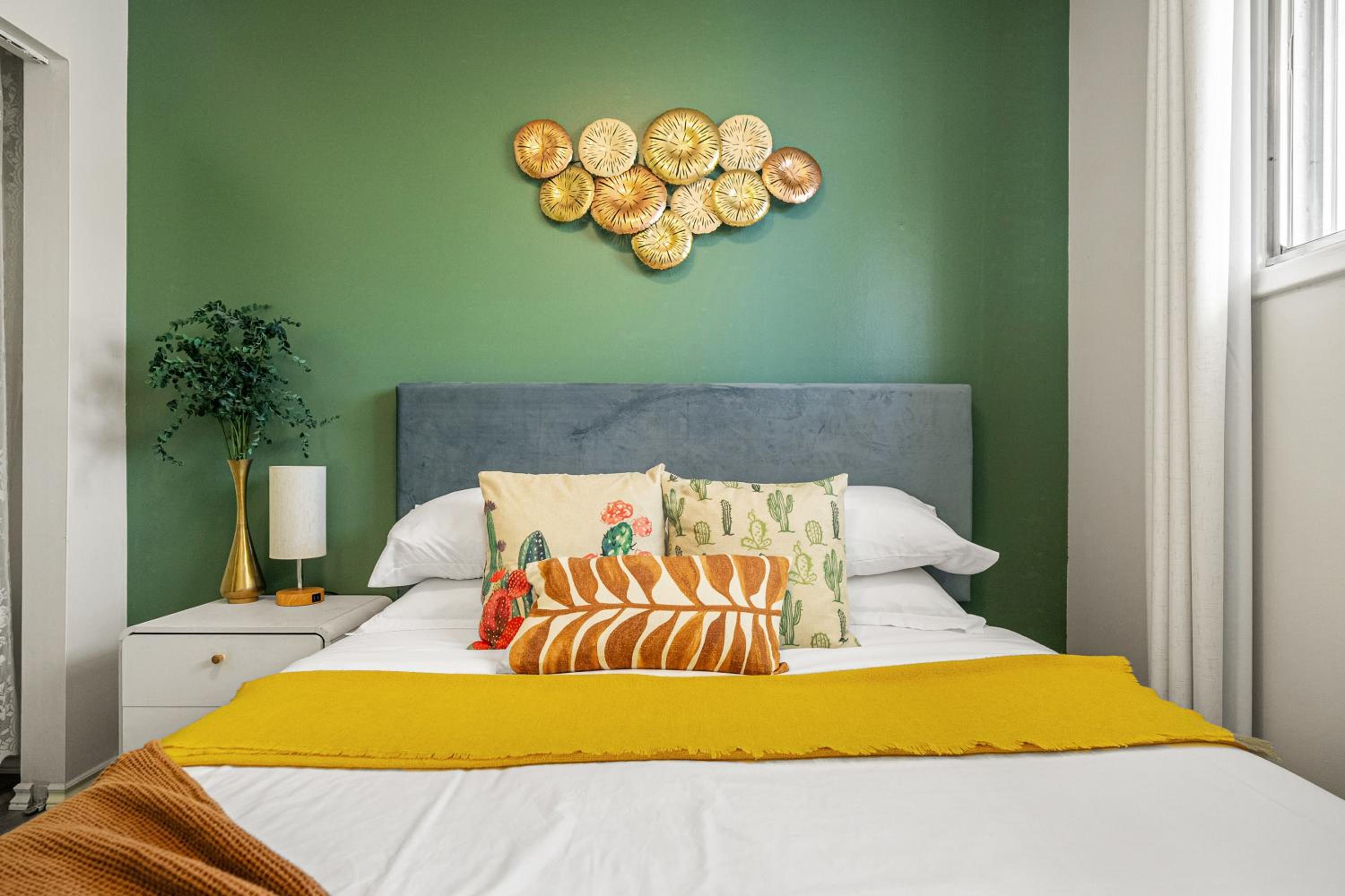 Digital Nomad's Calgary Inner City Gem 3Bd, 5Bed, Sleeps 8, Main Level