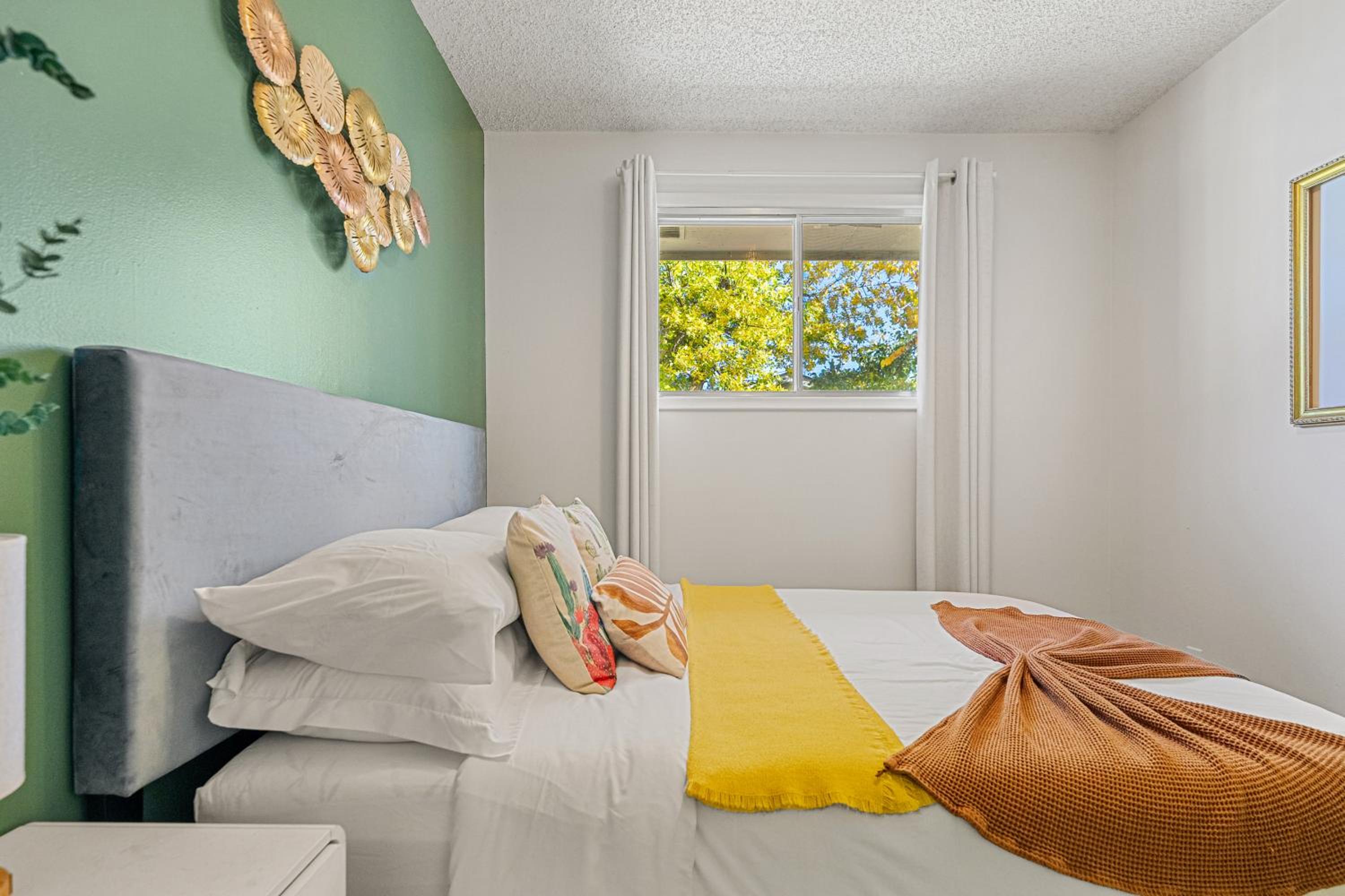 Digital Nomad's Calgary Inner City Gem 3Bd, 5Bed, Sleeps 8, Main Level