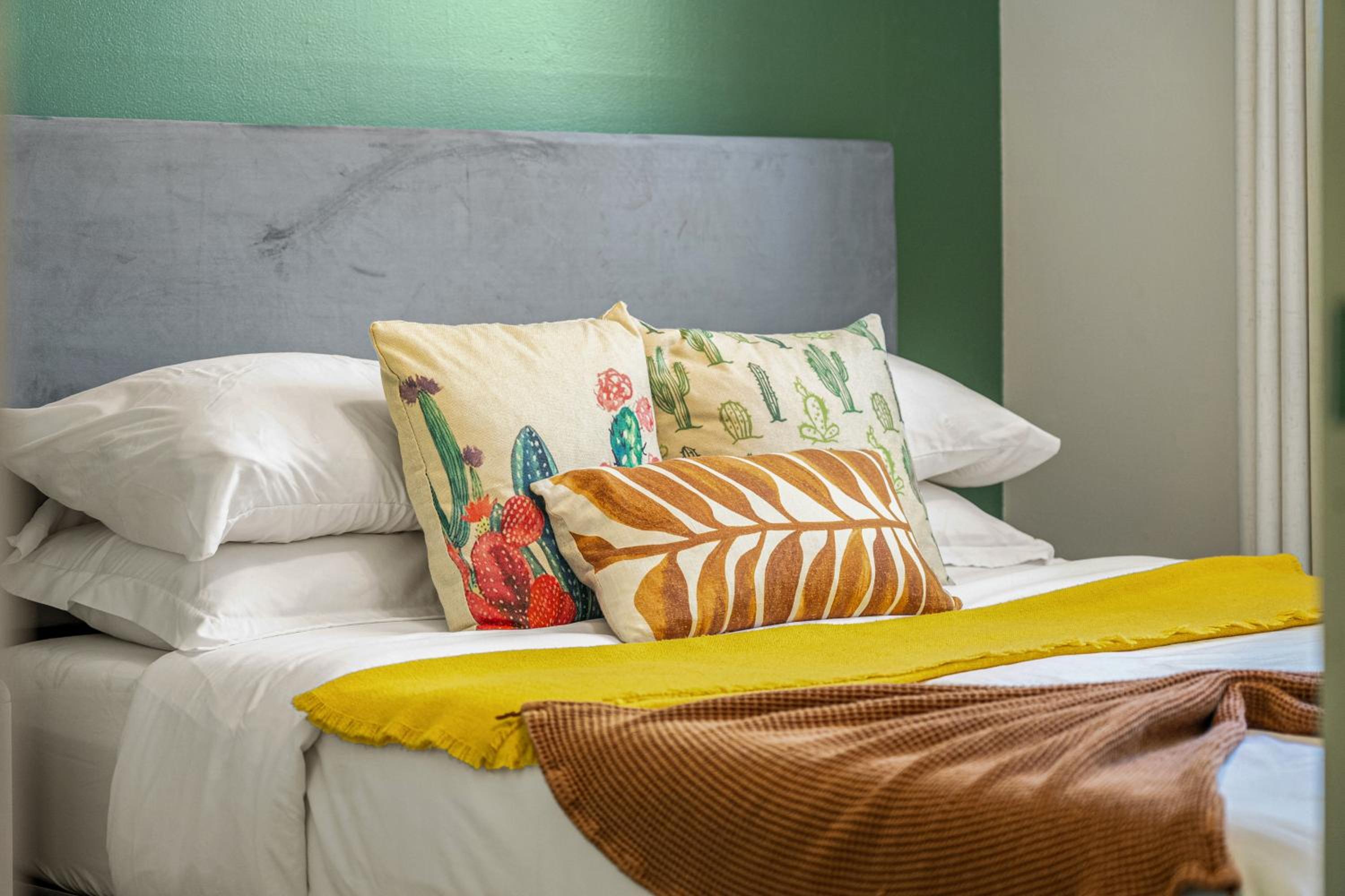 Digital Nomad's Calgary Inner City Gem 3Bd, 5Bed, Sleeps 8, Main Level