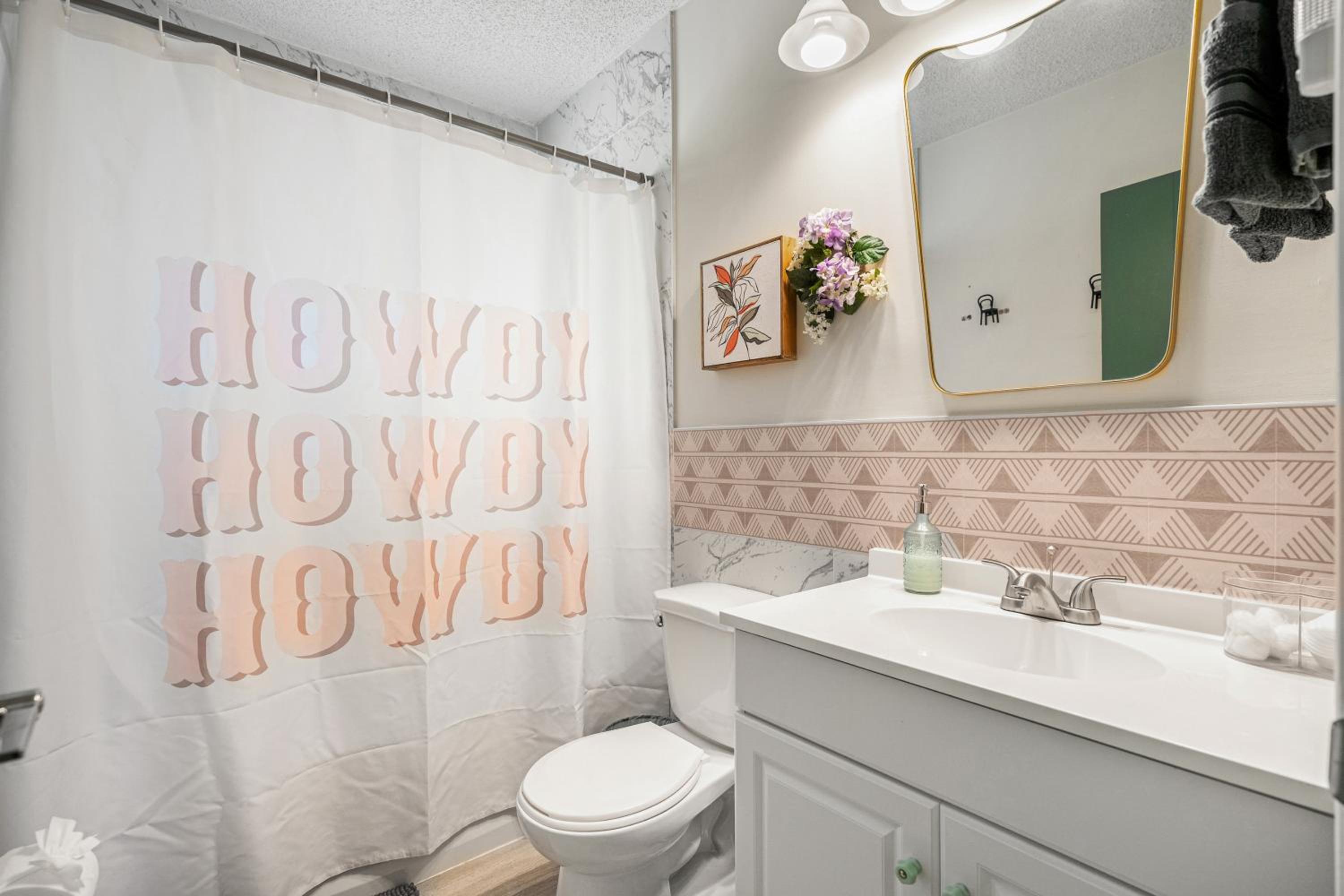Digital Nomad's Calgary Inner City Gem 3Bd, 5Bed, Sleeps 8, Main Level
