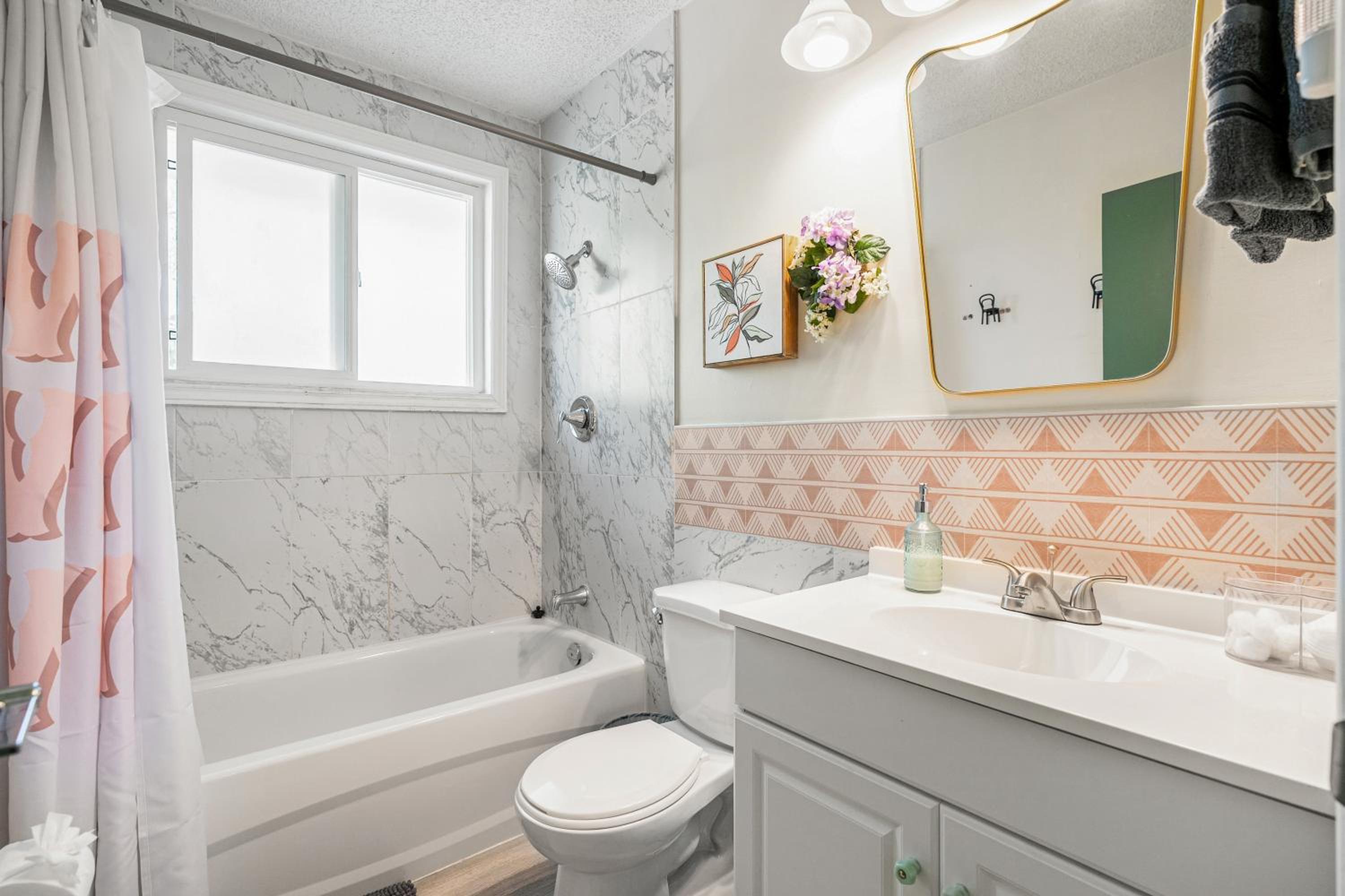 Digital Nomad's Calgary Inner City Gem 3Bd, 5Bed, Sleeps 8, Main Level
