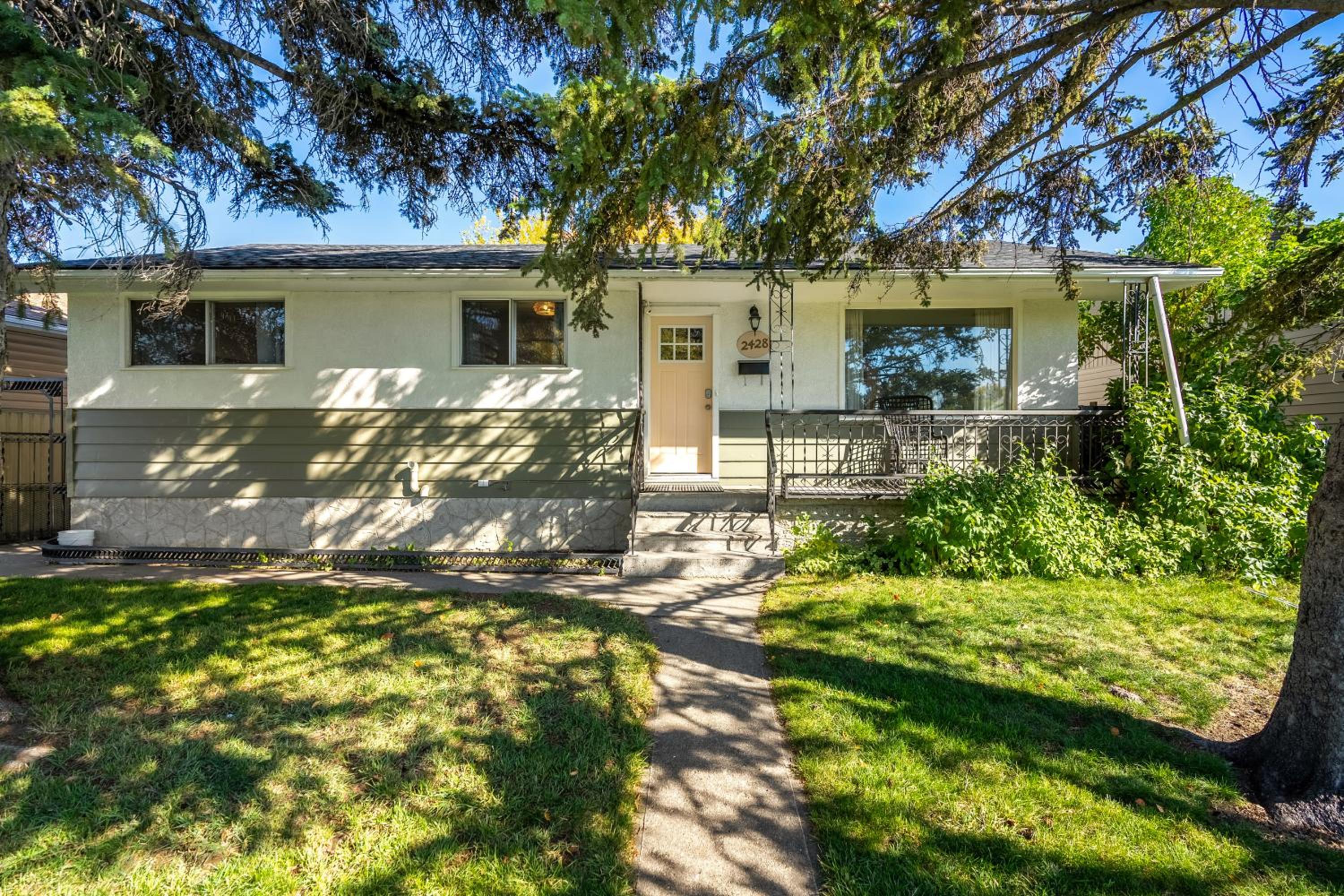 Digital Nomad's Calgary Inner City Gem 3Bd, 5Bed, Sleeps 8, Main Level