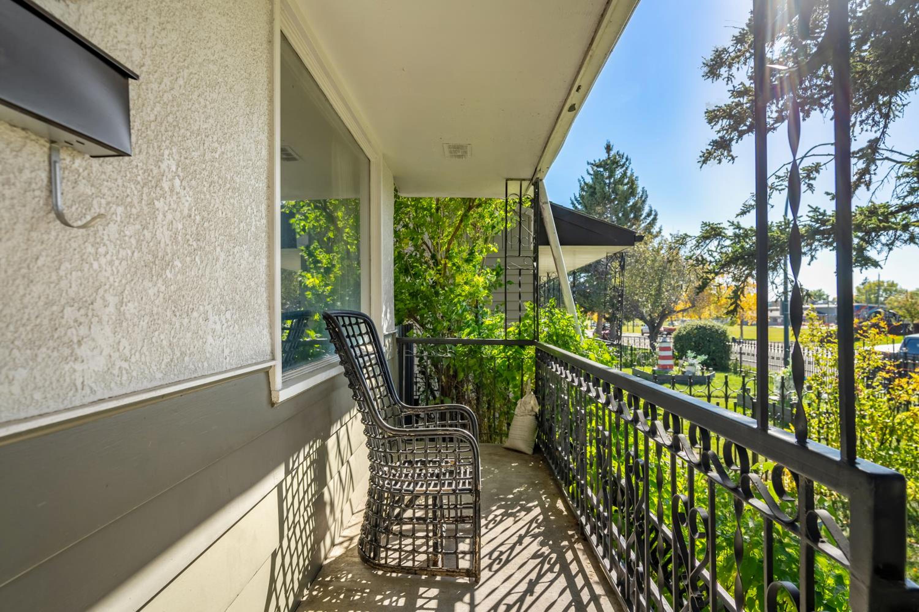 Digital Nomad's Calgary Inner City Gem 3Bd, 5Bed, Sleeps 8, Main Level