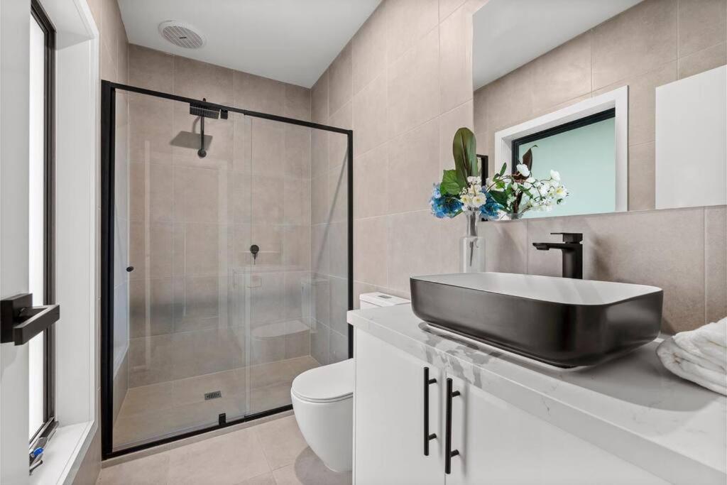 Modern 2BR Townhouse Preston Long Term Stays & Pet Friendly