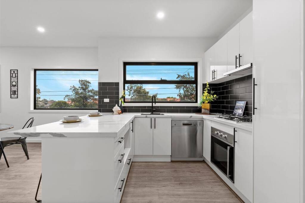 Modern 2BR Townhouse Preston Long Term Stays & Pet Friendly