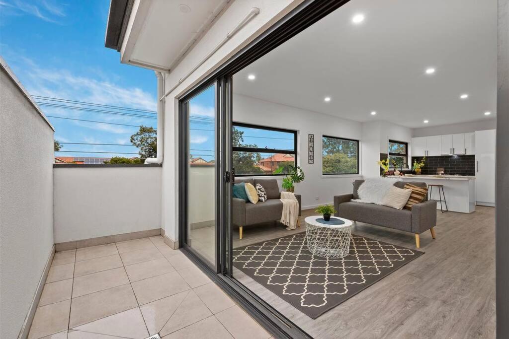 Modern 2BR Townhouse Preston Long Term Stays & Pet Friendly