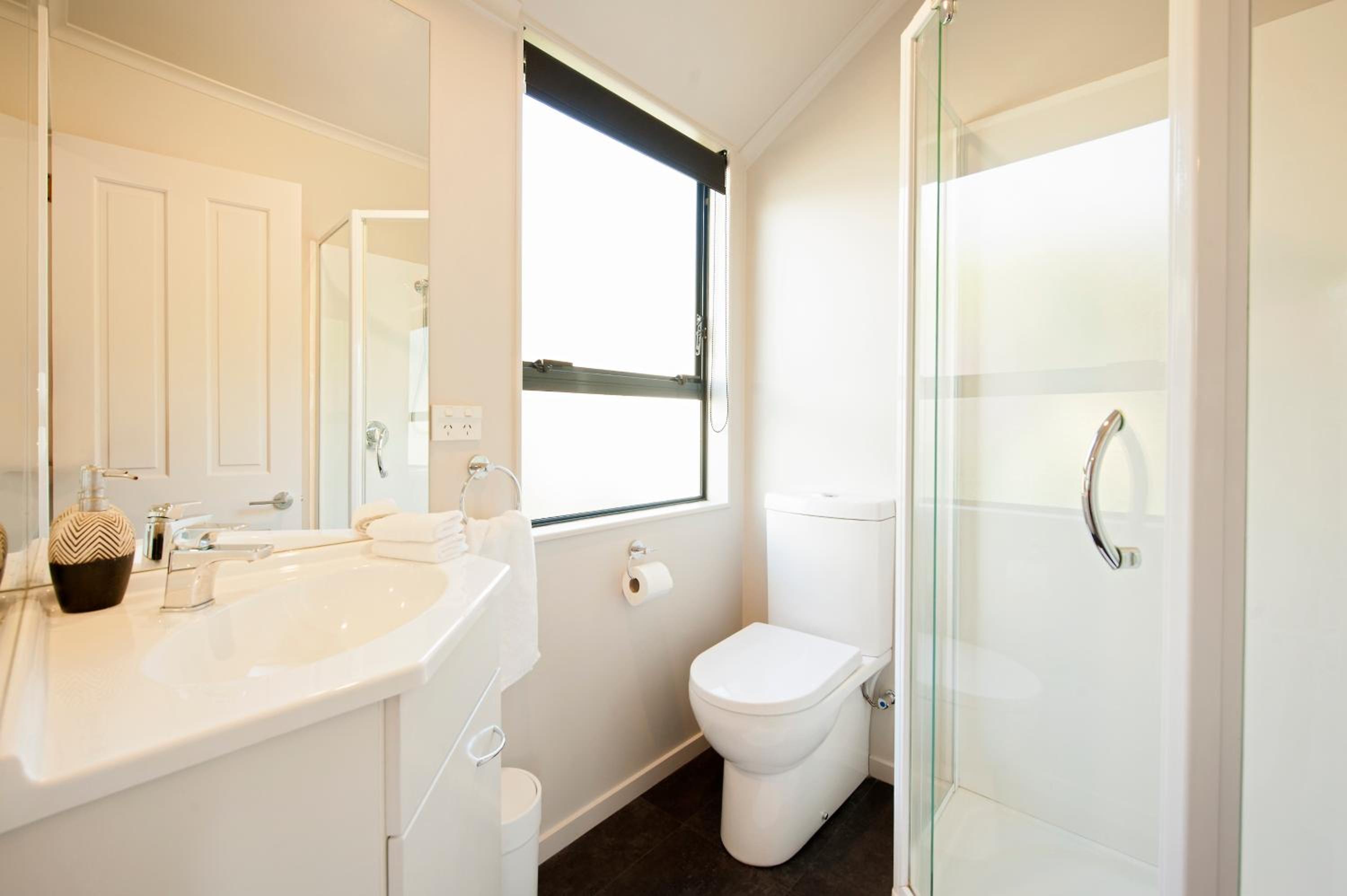 Sunny Richmond Holiday Home with Sea Views view 5