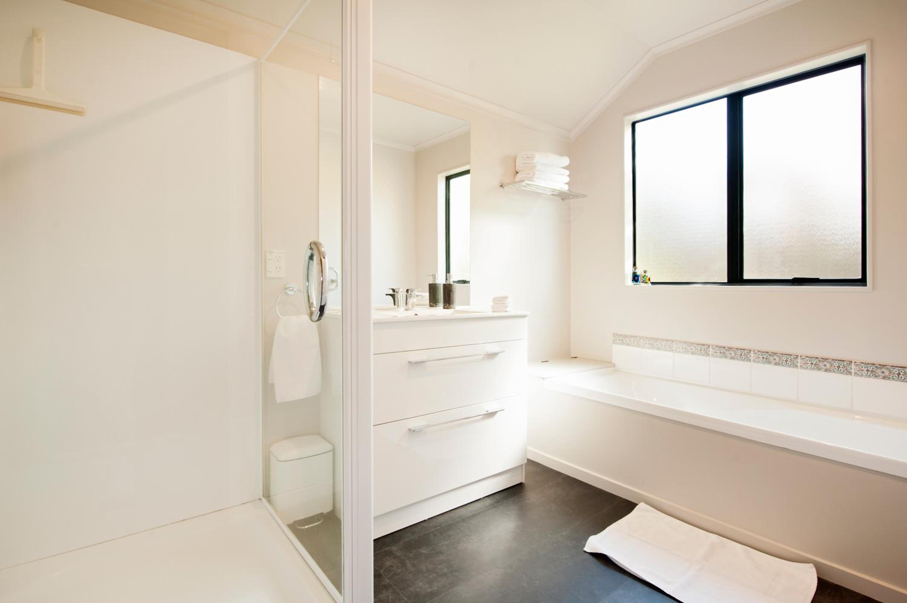 Sunny Richmond Holiday Home with Sea Views view 3