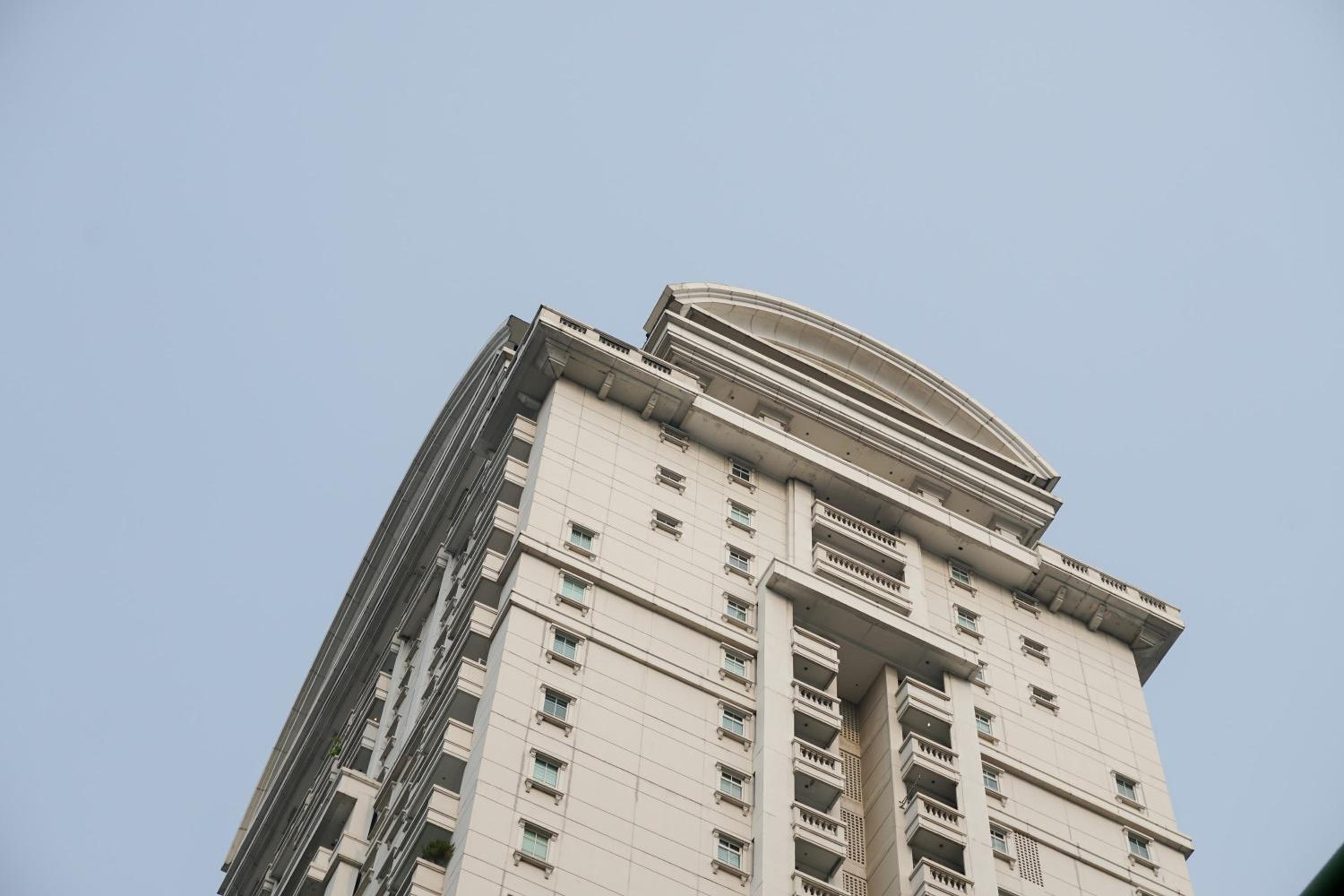 Cozy Stay and Tidy 1BR at The Bellezza Apartment By Travelio view 5
