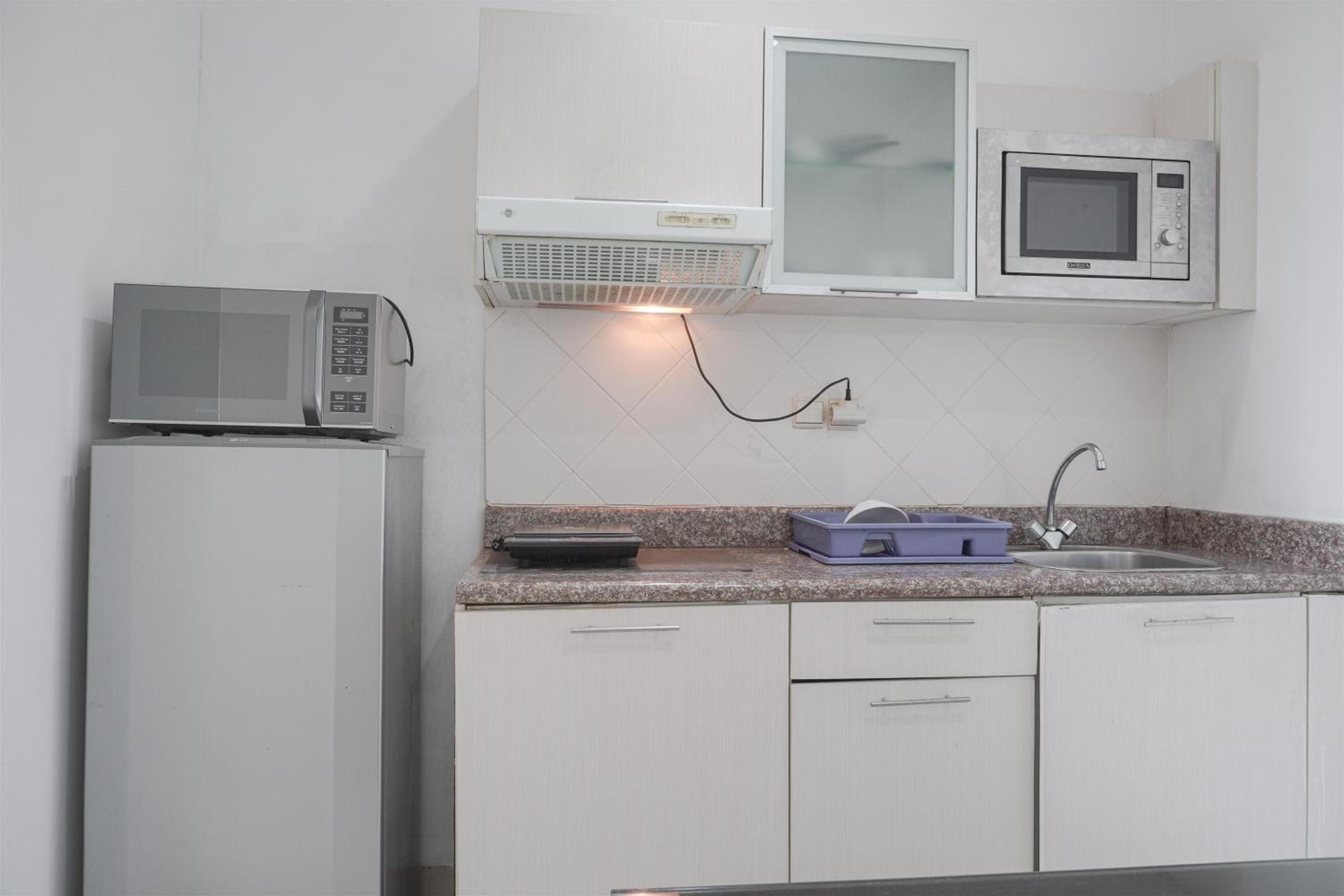 Cozy Stay and Tidy 1BR at The Bellezza Apartment By Travelio view 3