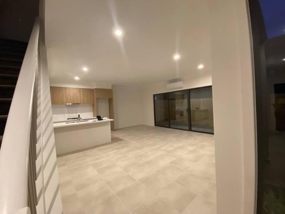 30 Minutes to Airport-3BR-Unfurnished-LUGarage-29G