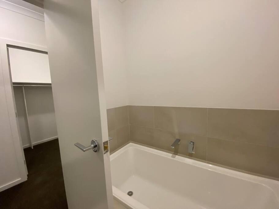 30 Minutes to Airport-3BR-Unfurnished-LUGarage-29G