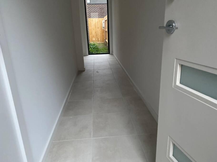 30 Minutes to Airport-3BR-Unfurnished-LUGarage-29G