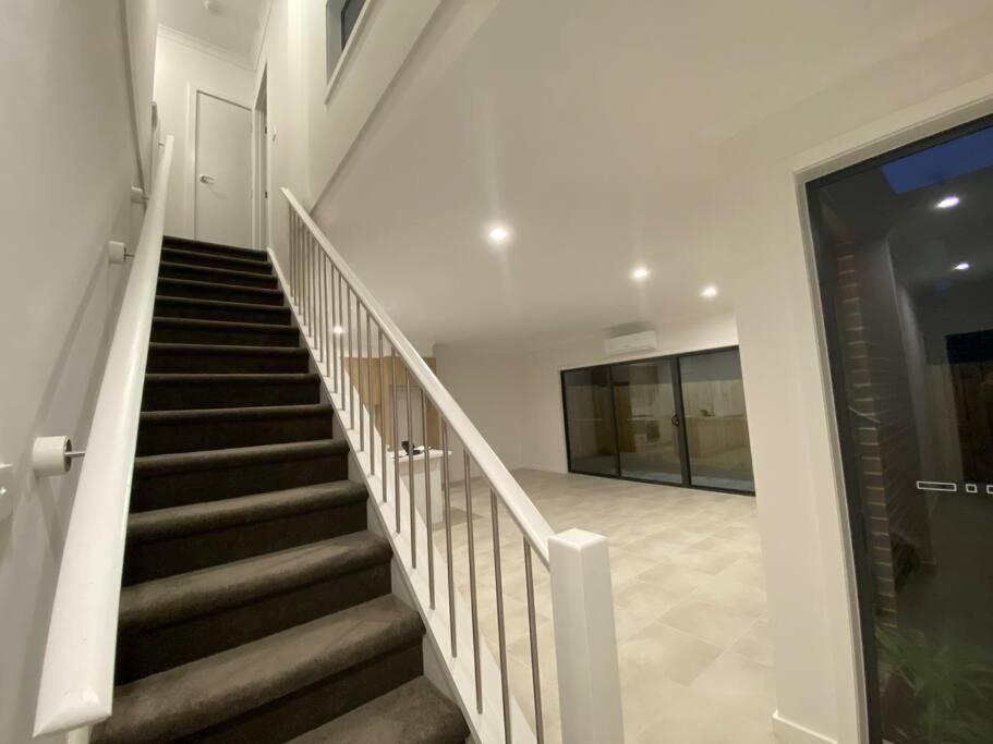 30 Minutes to Airport-3BR-Unfurnished-LUGarage-29G