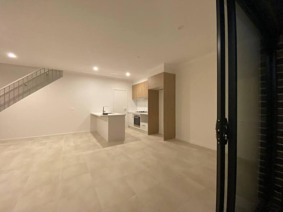 30 Minutes to Airport-3BR-Unfurnished-LUGarage-29G