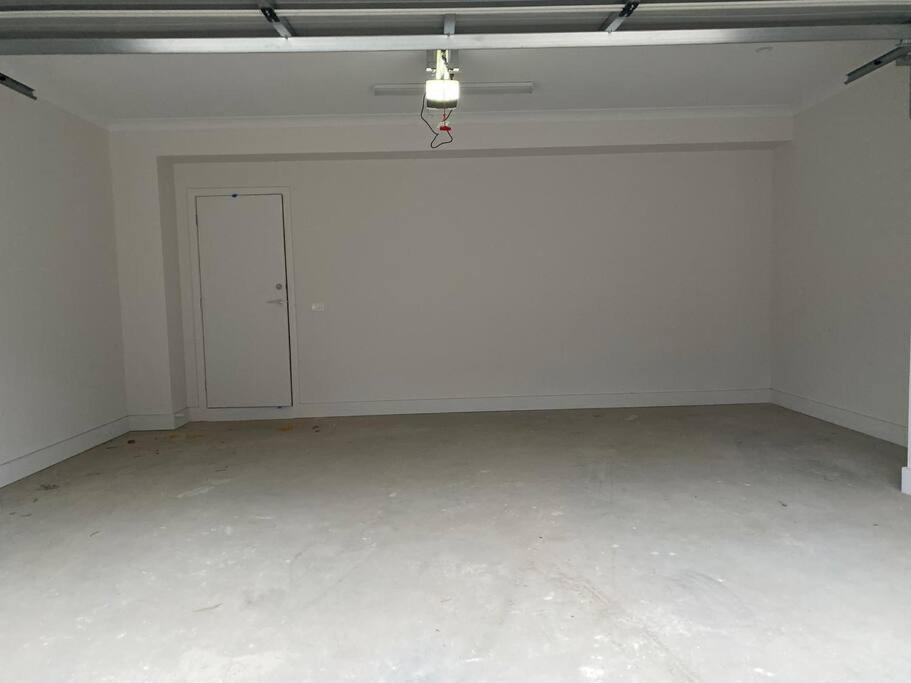 30 Minutes to Airport-3BR-Unfurnished-LUGarage-29G