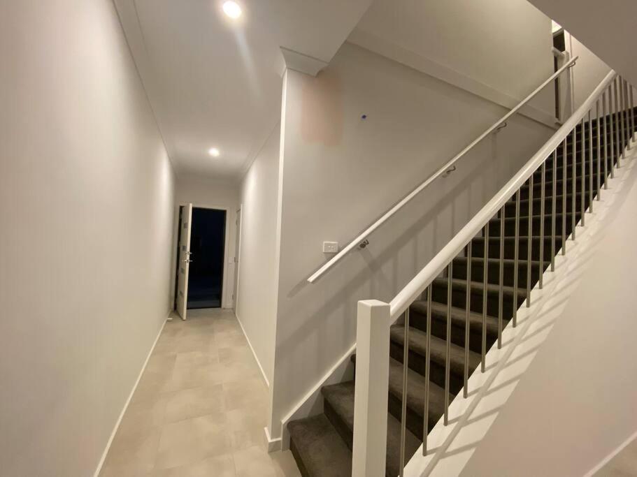 30 Minutes to Airport-3BR-Unfurnished-LUGarage-29G