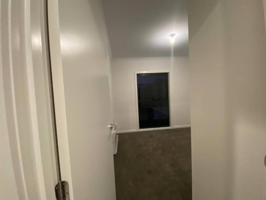 30 Minutes to Airport-3BR-Unfurnished-LUGarage-29G