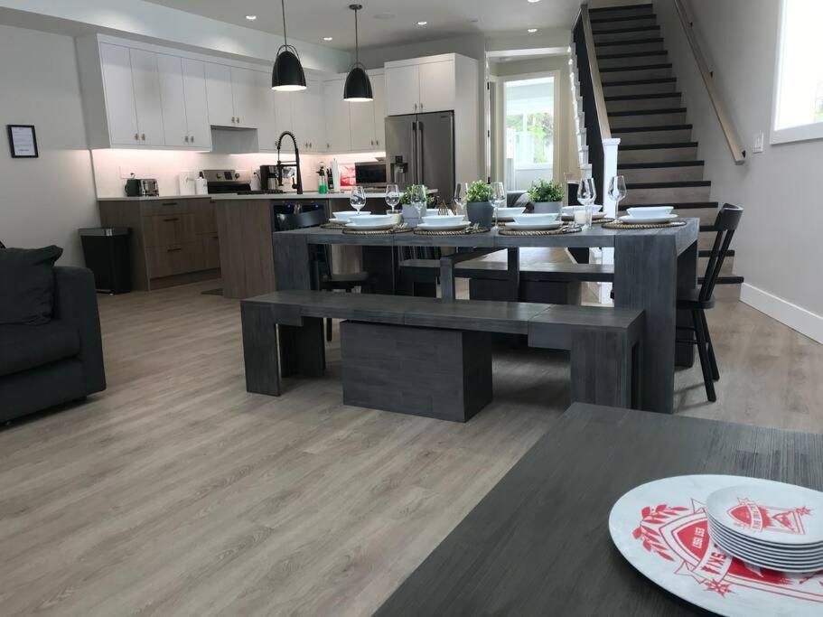 Premium Chalet w Hot Tub, Steam Shower, GENERATOR, 6BR 4BA Ski in Ski out