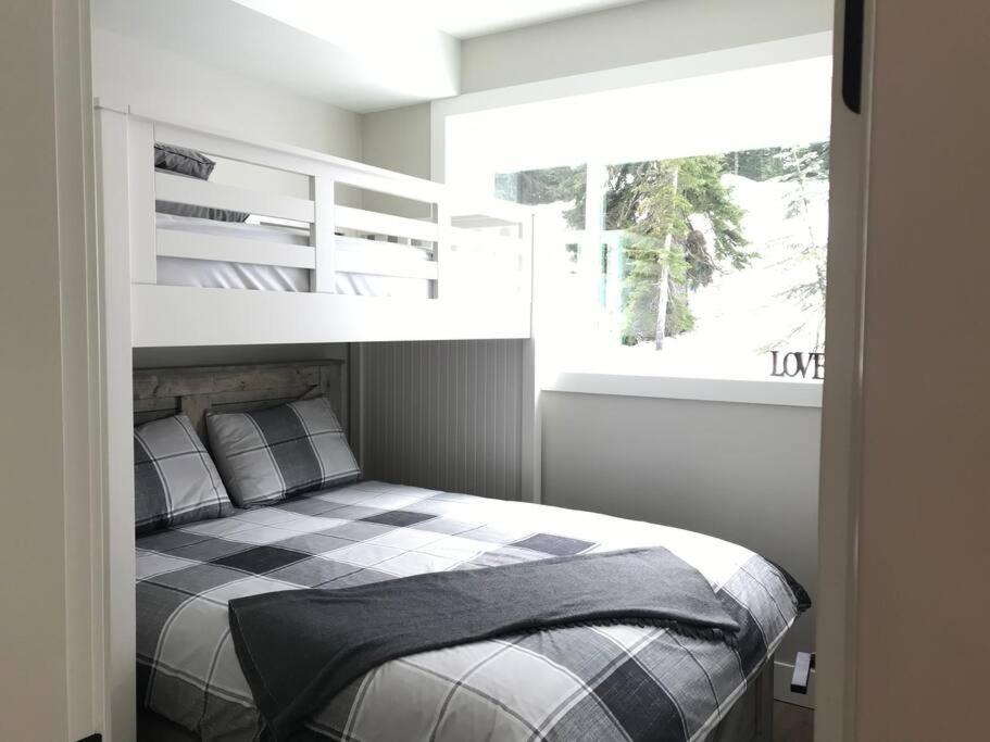 Premium Chalet w Hot Tub, Steam Shower, GENERATOR, 6BR 4BA Ski in Ski out