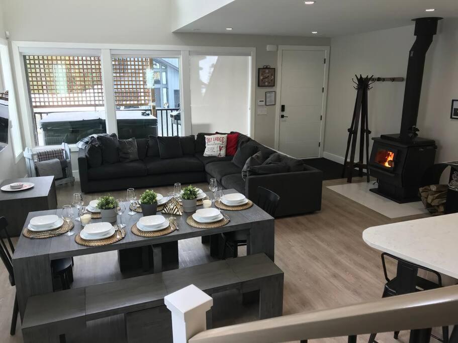 Premium Chalet w Hot Tub, Steam Shower, GENERATOR, 6BR 4BA Ski in Ski out