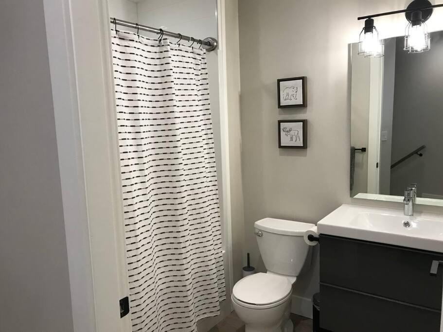 Premium Chalet w Hot Tub, Steam Shower, GENERATOR, 6BR 4BA Ski in Ski out