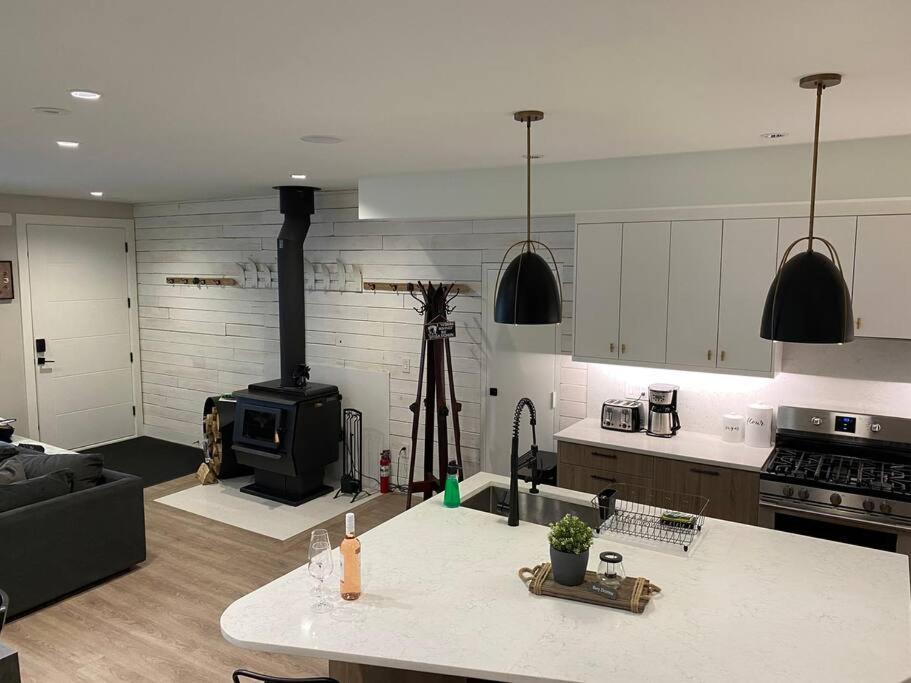 Premium Chalet w Hot Tub, Steam Shower, GENERATOR, 6BR 4BA Ski in Ski out