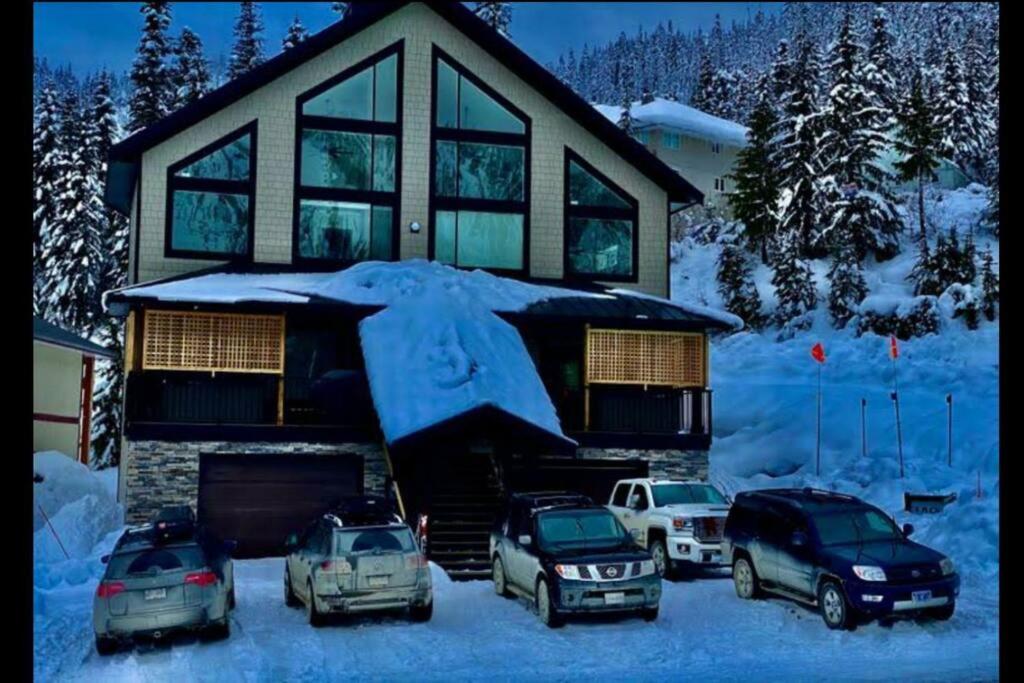 Premium Chalet w Hot Tub, Steam Shower, GENERATOR, 6BR 4BA Ski in Ski out